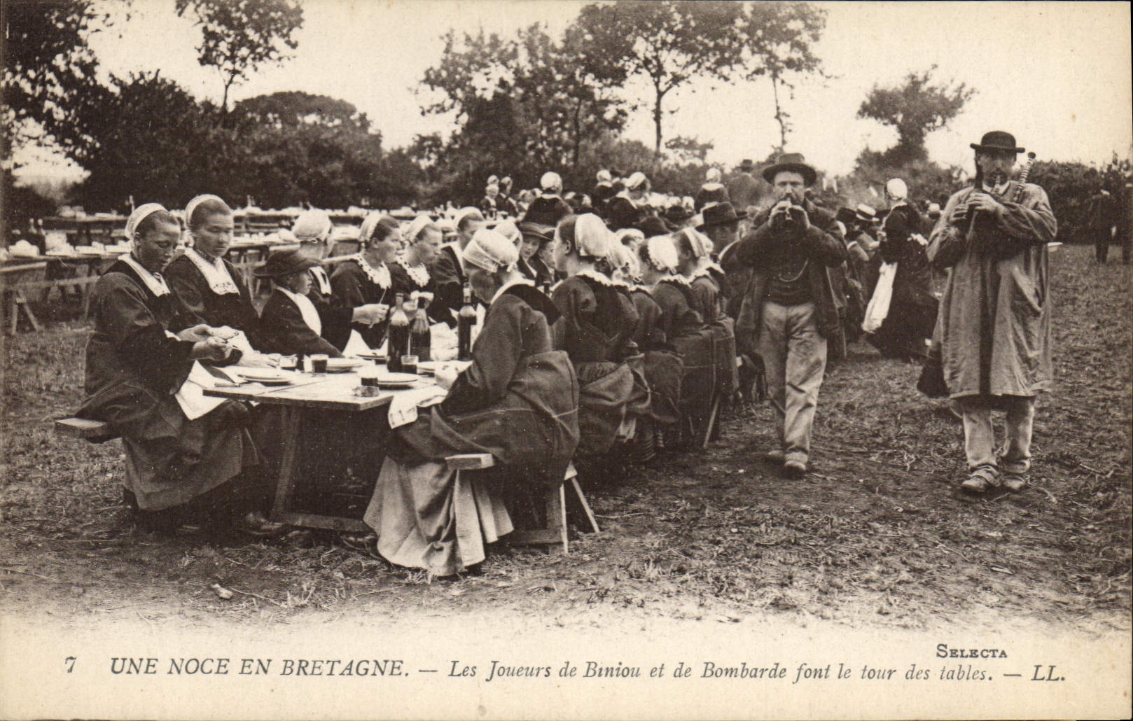 CPA Folklore Une noce en Bretagne Les joueurs de Biniou et de bombarde font le tour des tables