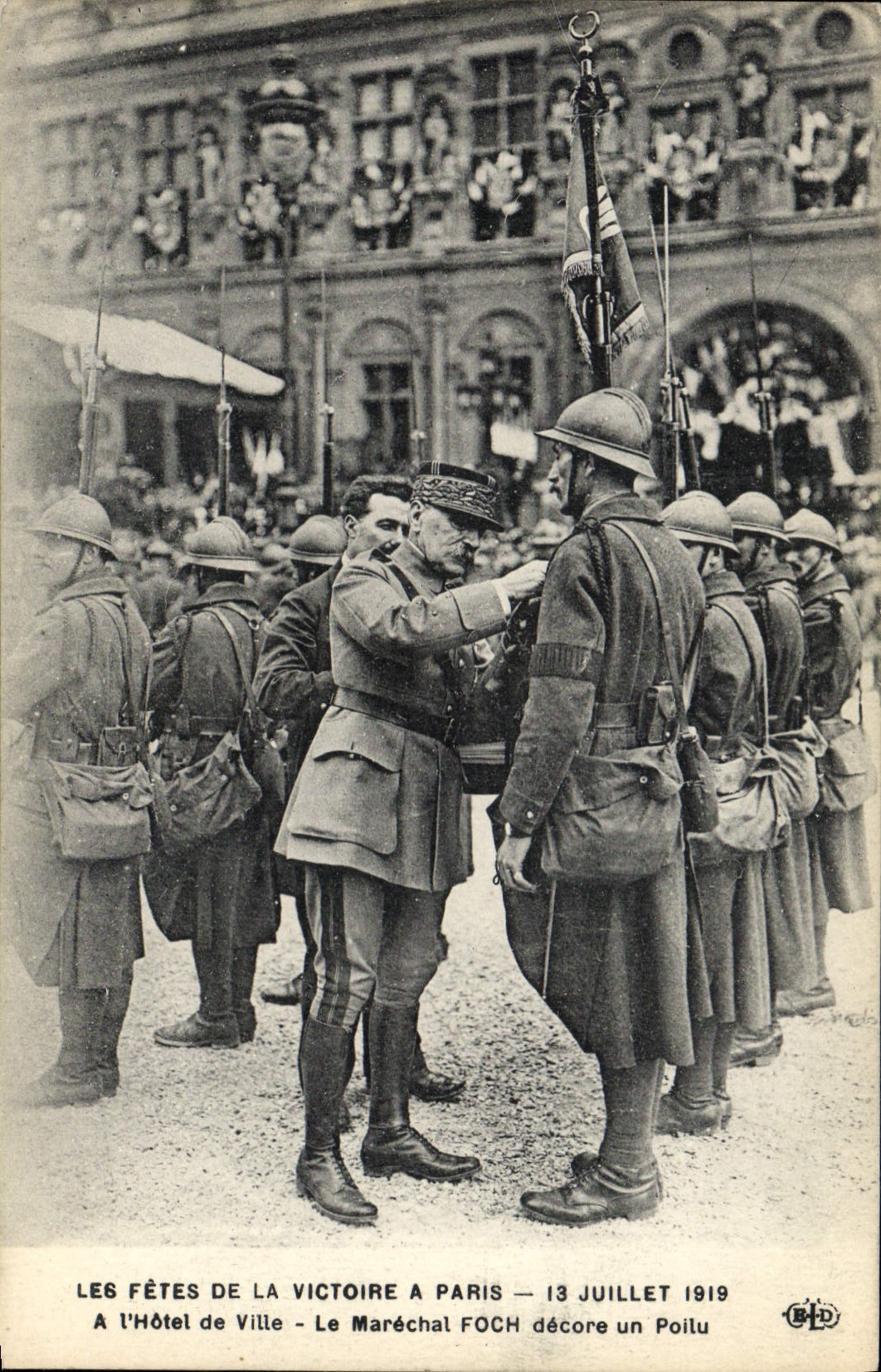 Postal Militaria las Fiestas de la Victoria en París 13 de julio de 1919 Al hotel de ciudad el mariscal Foch decora un melenudo