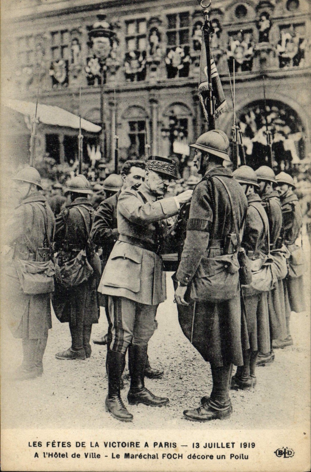 CPA Militaria Les Fetes de la Victoire a Paris 13 juillet 1919 A l'hotel de ville Le marechal Foch decore un poilu 