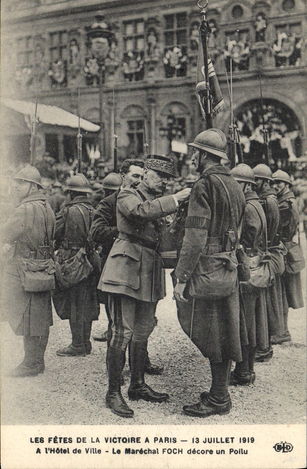CPA Militaria Les Fetes de la Victoire a Paris 13 juillet 1919 A l'hotel de ville Le marechal Foch decore un poilu 