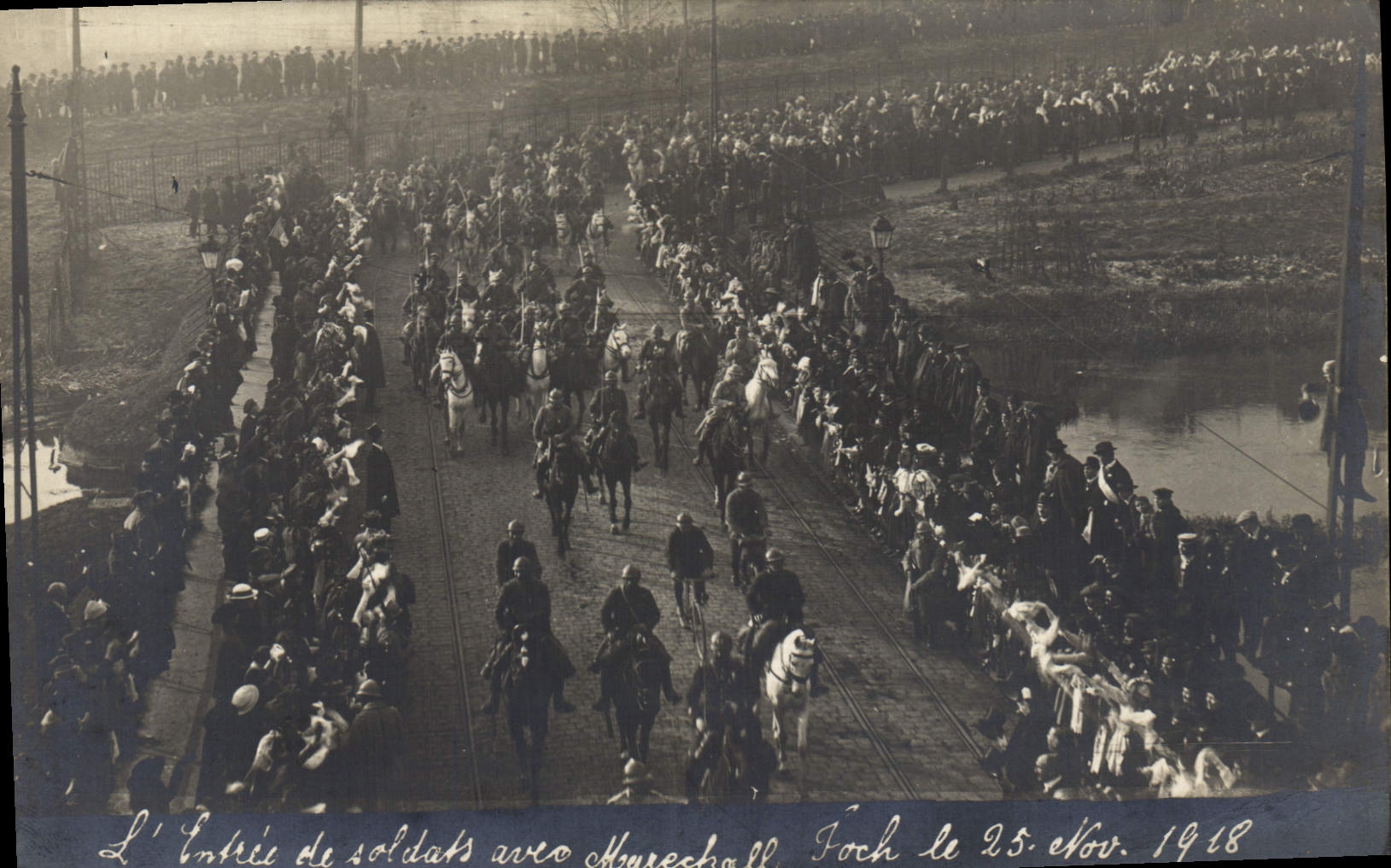 Postal Militaria lo entrado de los soldados con Mariscal Foch el 25 de noviembre de 1918