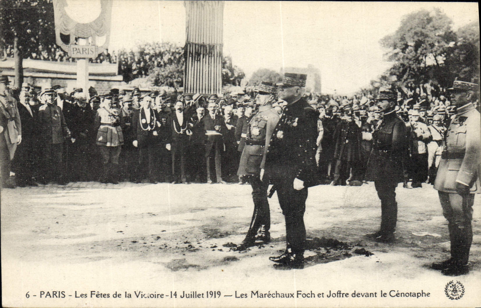 CPA Militaria Paris Fetes de la Victoire 14 juillet 1919 Les Marechaux Foch et Joffre devant le Cenotaphe 