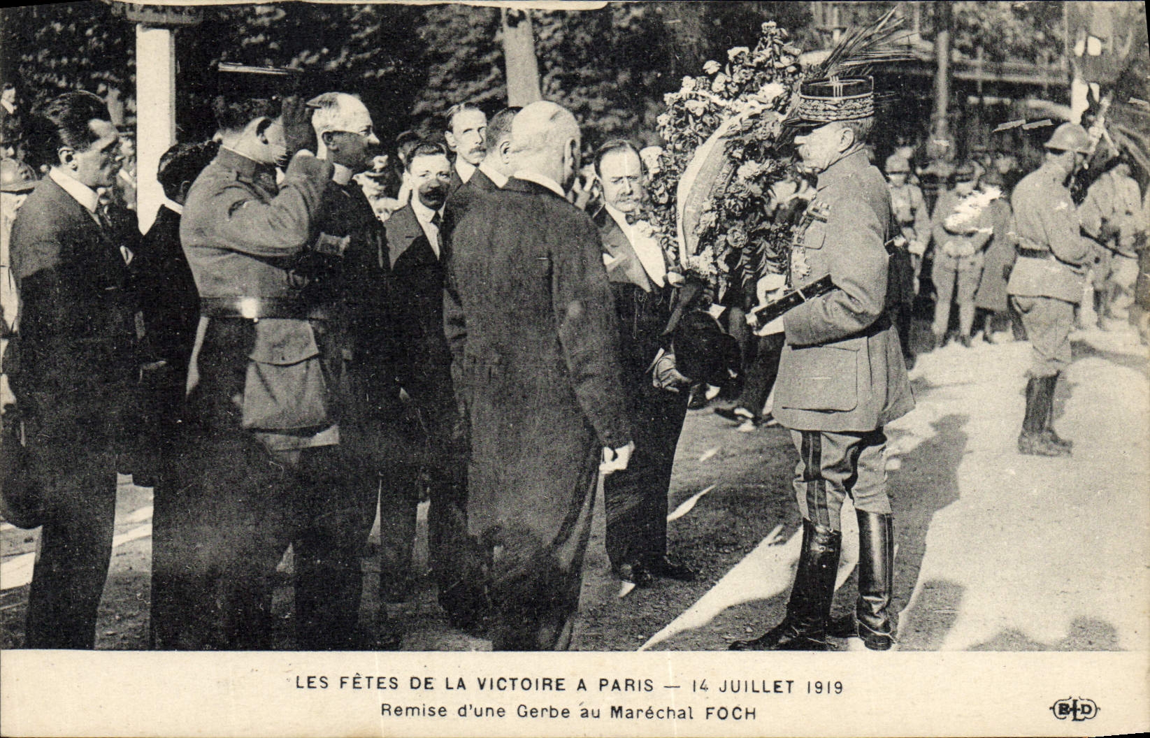 CPA Militaria Les Fetes de la Victoire a Paris 14 Juillet 1919 Remise d'une gerbe au Marechal Foch 