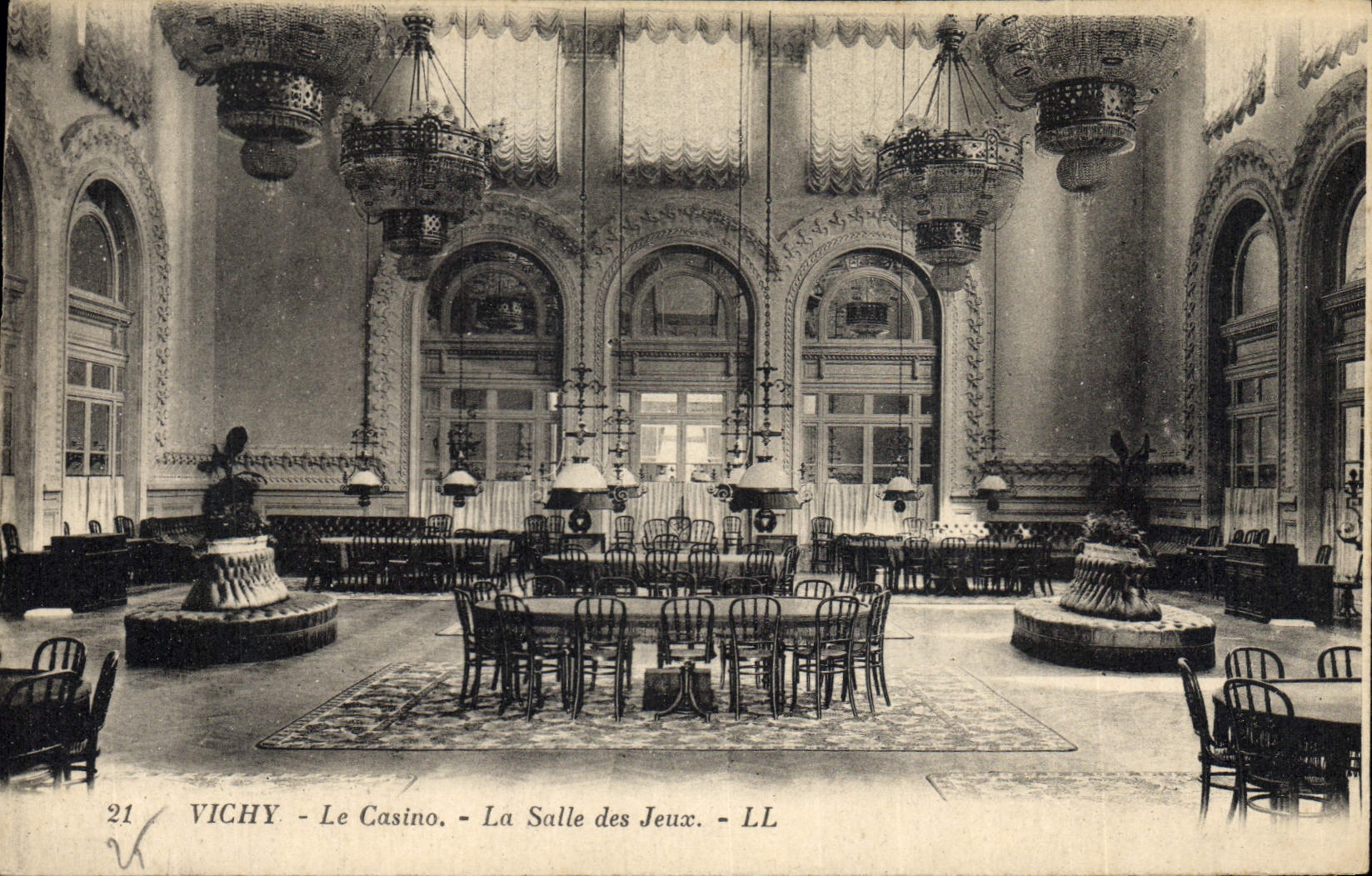 Vintage Postcard Casino the room of the Vichy plays