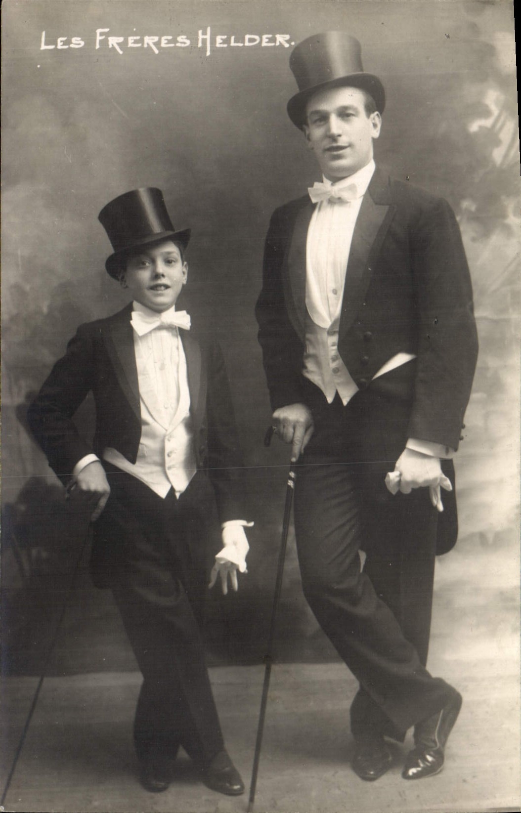 Postal los hermanos Helder