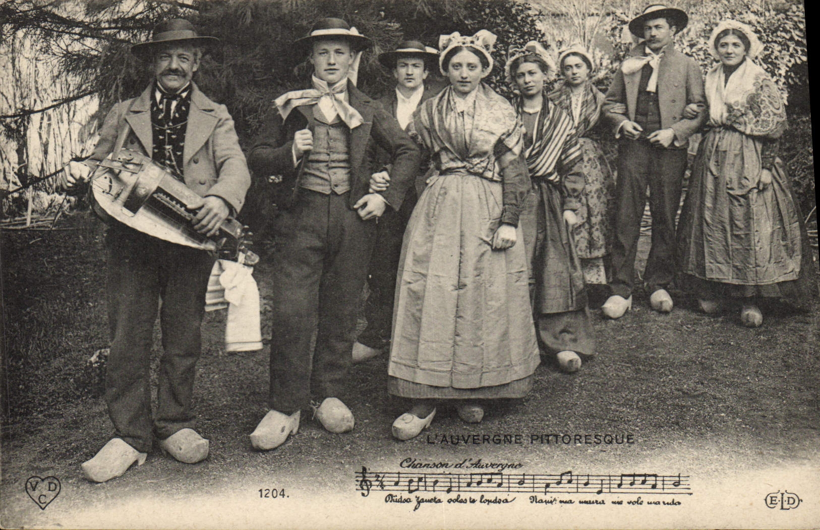 CPA Folklore Auvergne Bourree