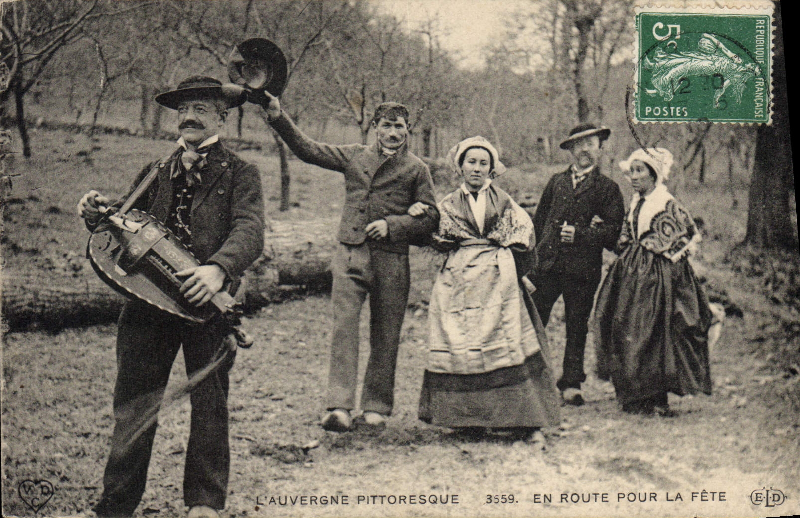 CPA Folklore Auvergne En route pour la fete 