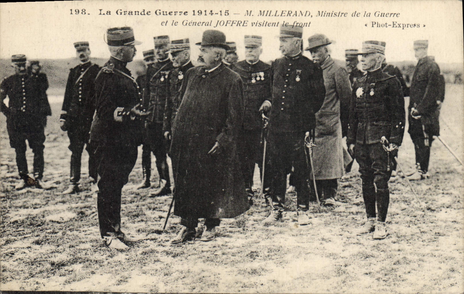 CPA Militaria M Millerand Ministre de la guerre et le general Joffre visitent le front