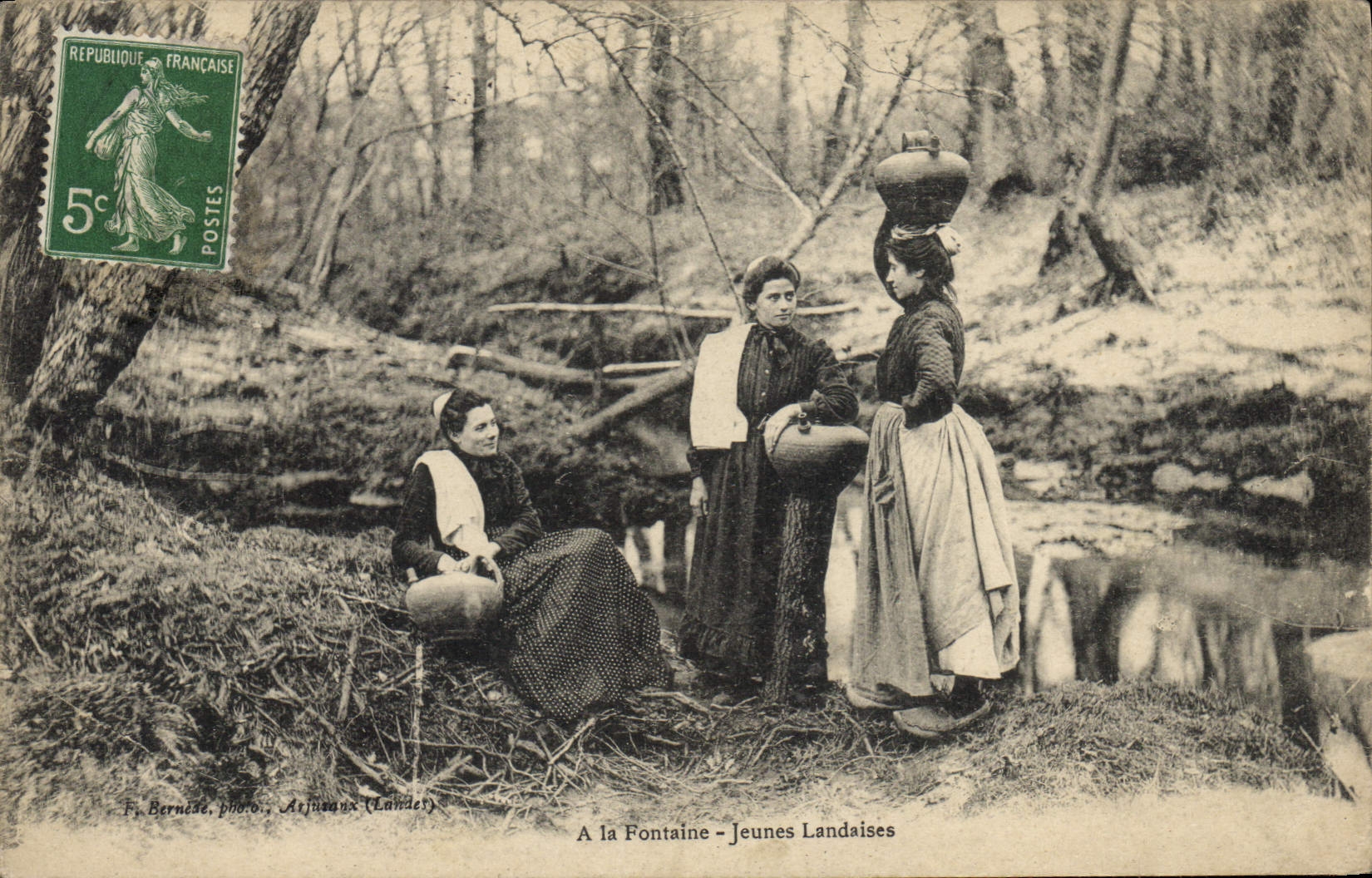 CPA Folklore A la fontaine Jeunes Landaises 