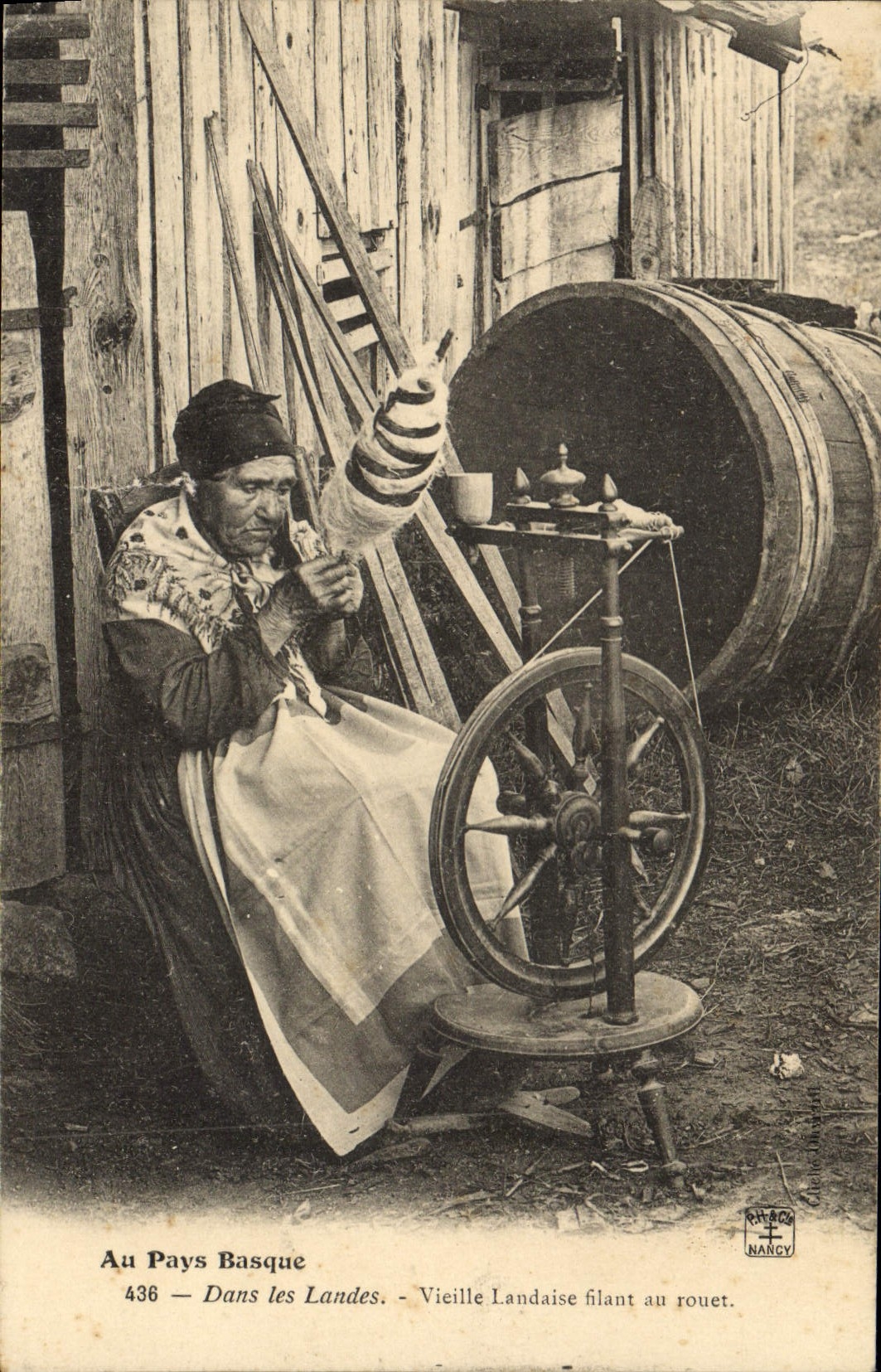 CPA Folklore Au pays Basque Dans les Landes Vieille Landaise filant au rouet