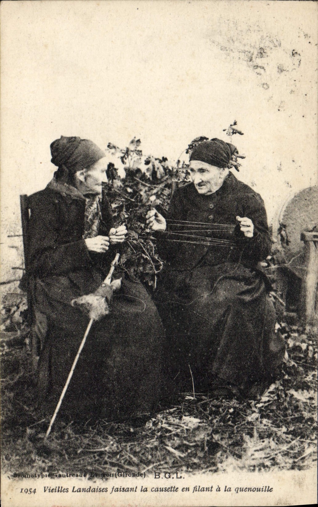 Vintage Postcard Folklore Old women from the Landes which chats while slipping by has the stopper rod