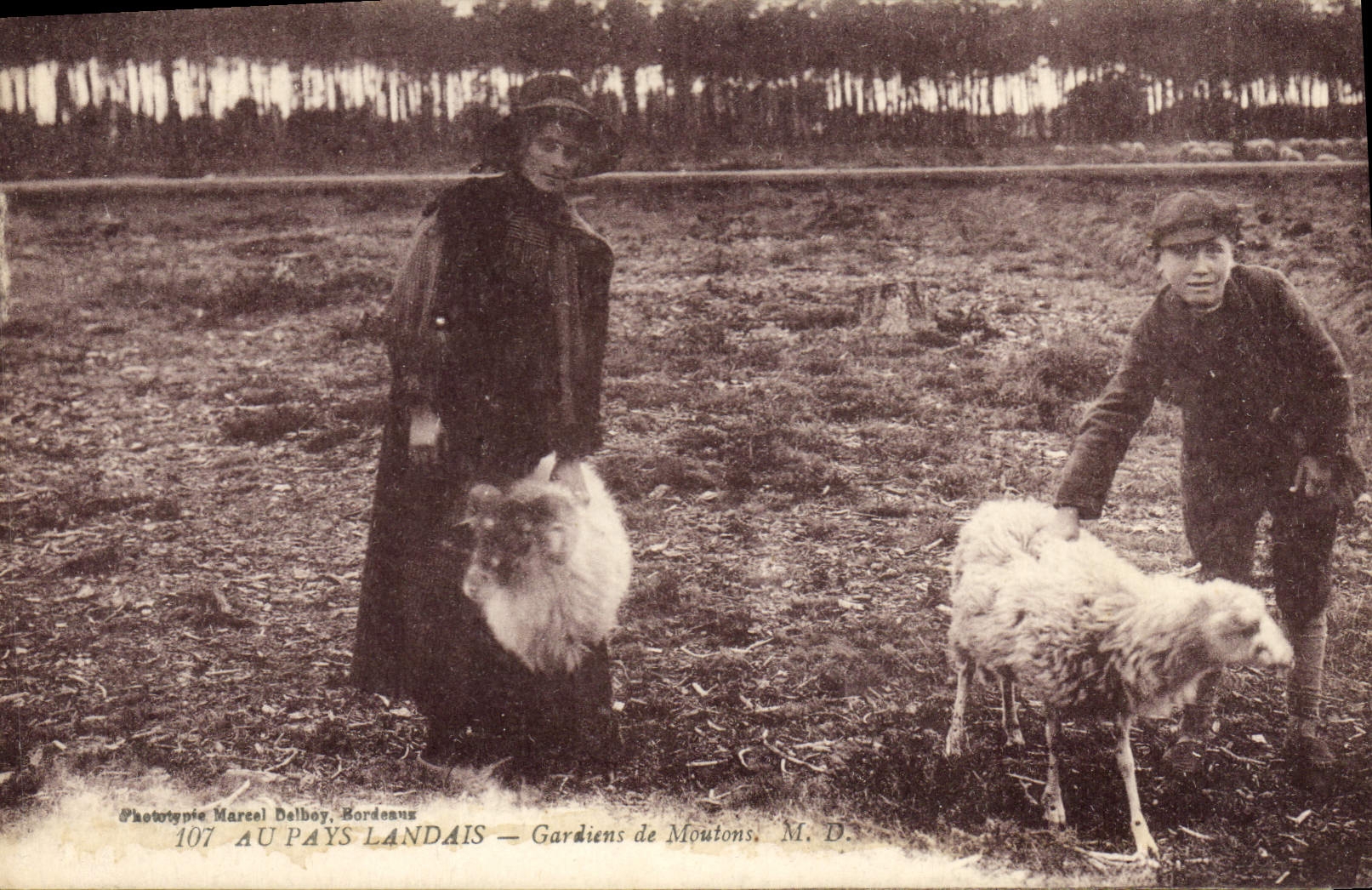 CPA Folklore Au Pays Landais Gardiens de moutons 