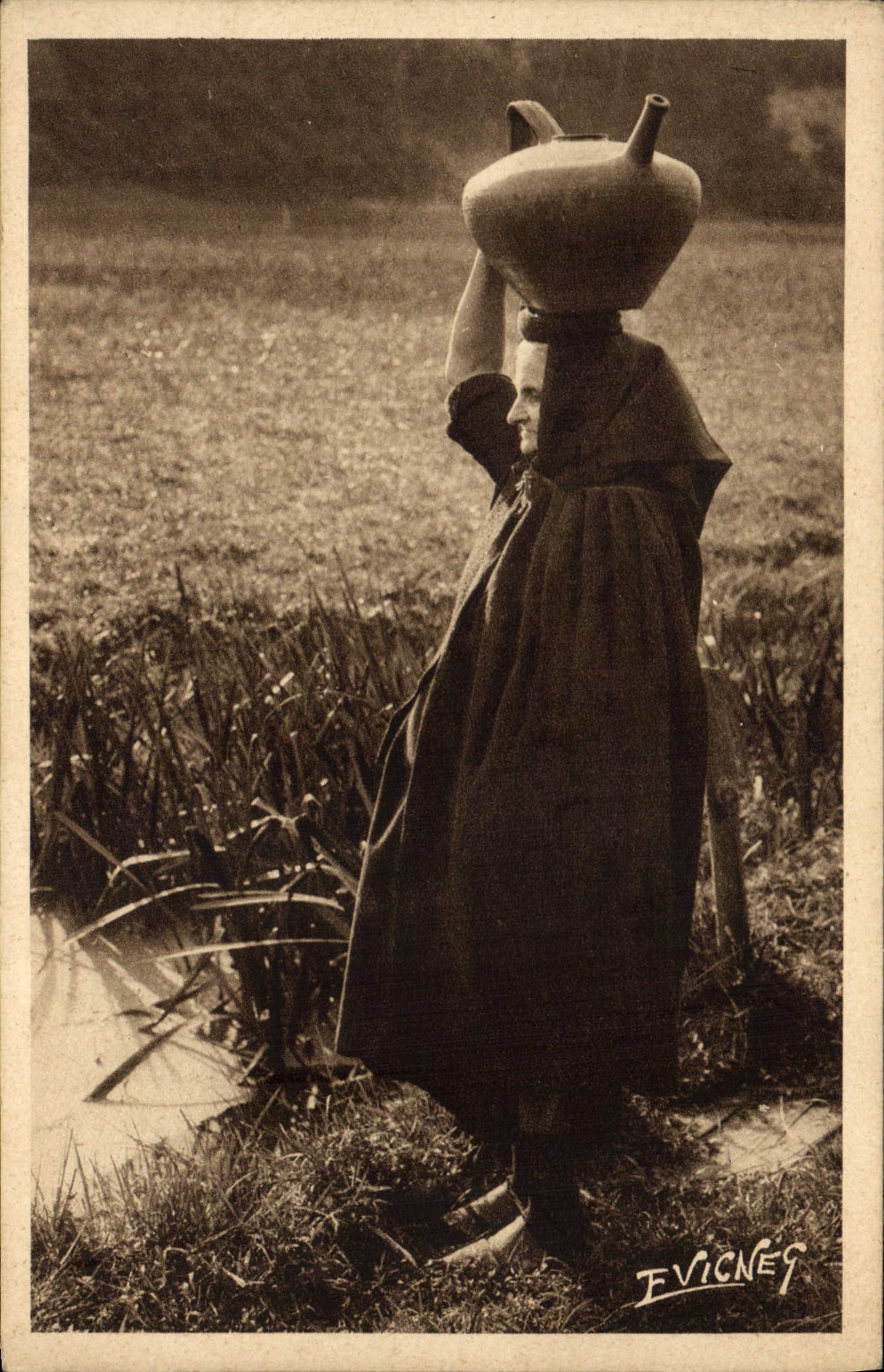 Vintage Postcard Folklore Guyenne Gascogne Landaise has the fountain On its head the peugua