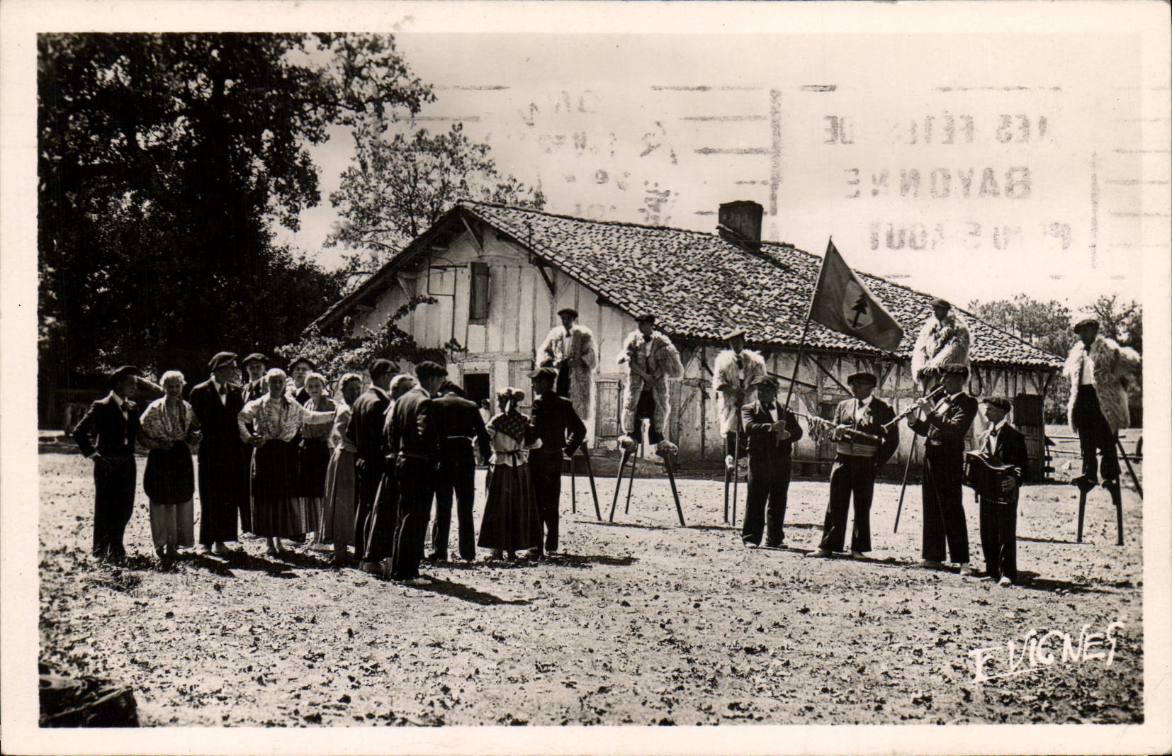 CPA Folklore Au pays landais Scene landaise avec lous Cigalouns de Morcenx