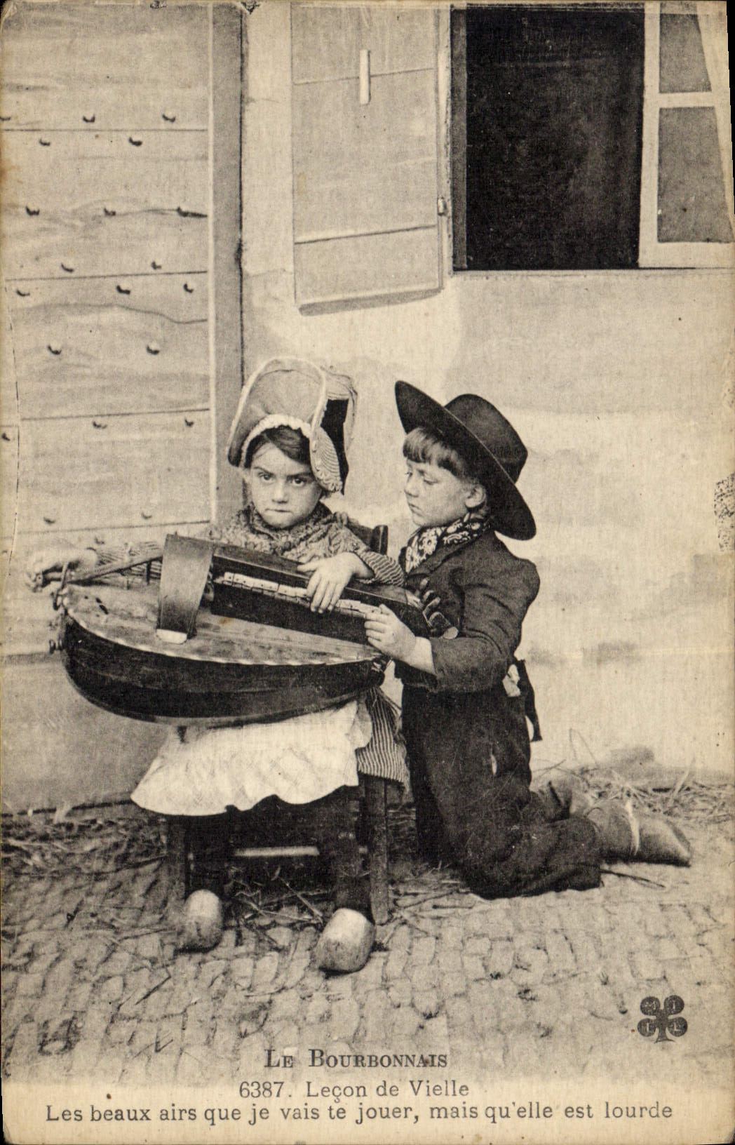 CPA Folklore Le Bourdonnais lecon de Vielle Enfants