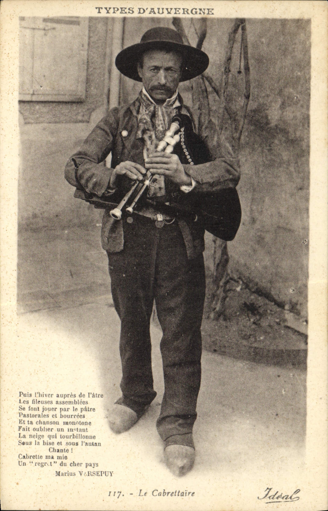 CPA Folklore Auvergne Le Cabrettaire