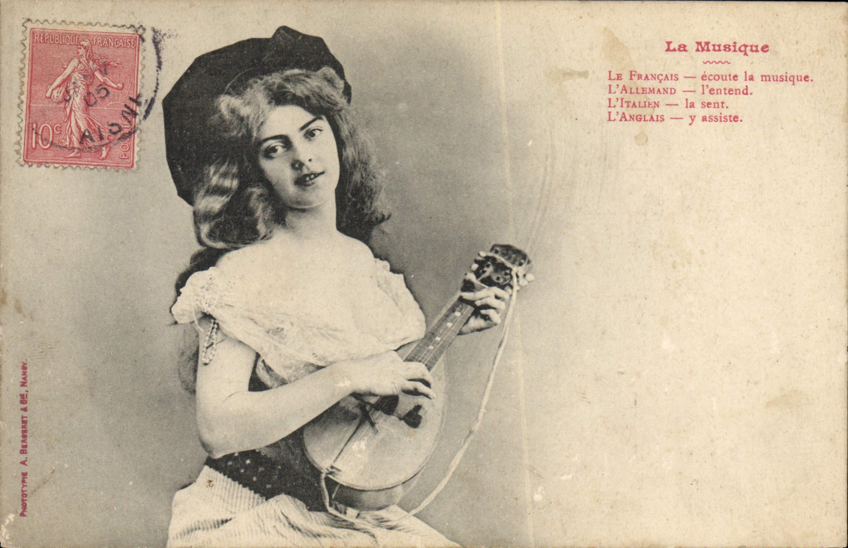 CPA Femme La musique 