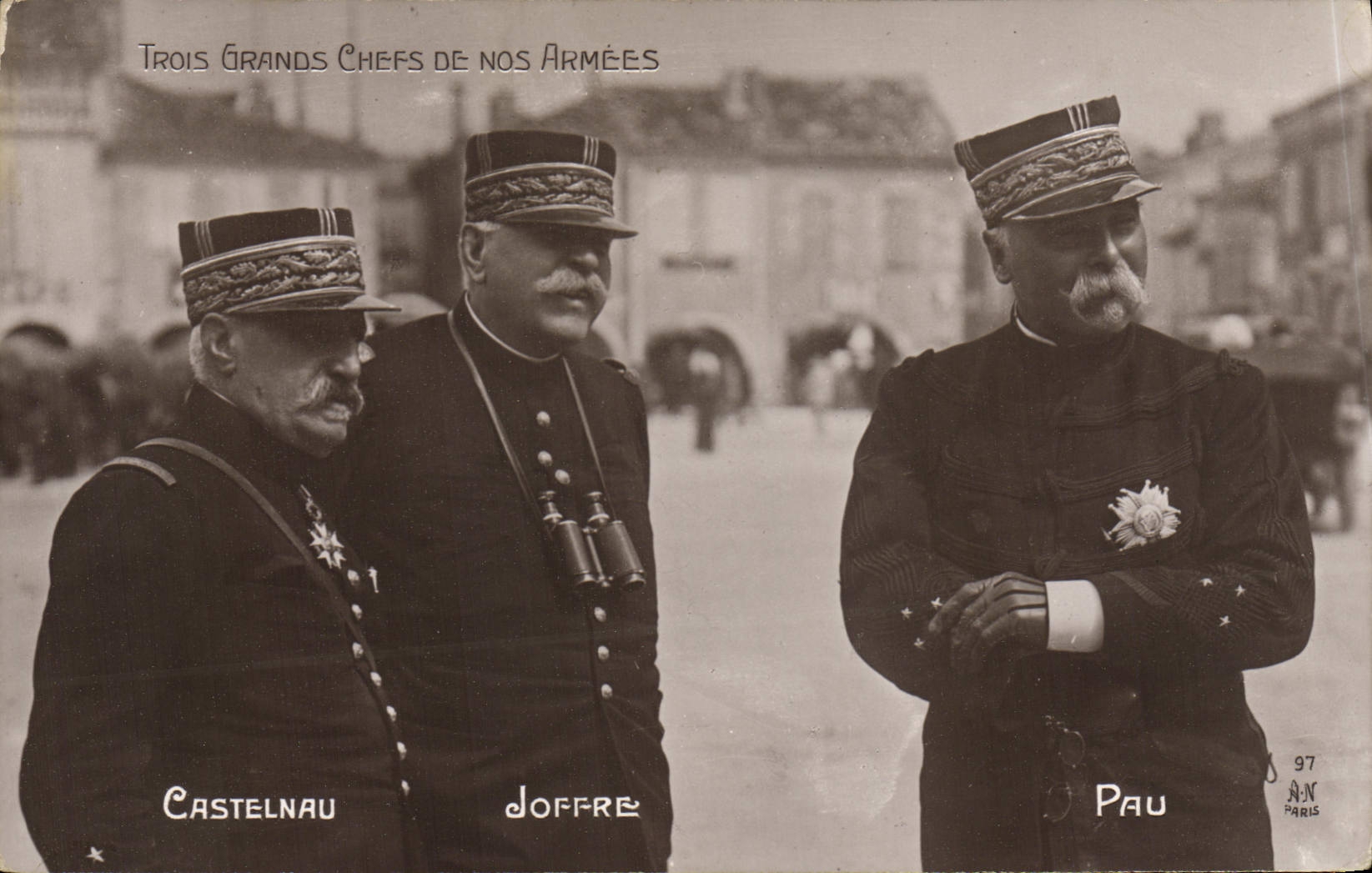 CPA Militaria Trois Grands chefs de nos armees Castelnau Joffre Pau 