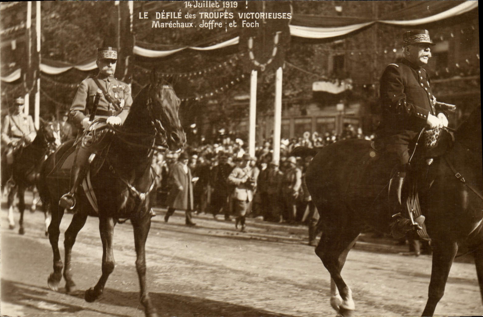 CPA Militaria 14 juillet 1919 Le defile des troupes victorieuses Marechaux Joffre et Foch 