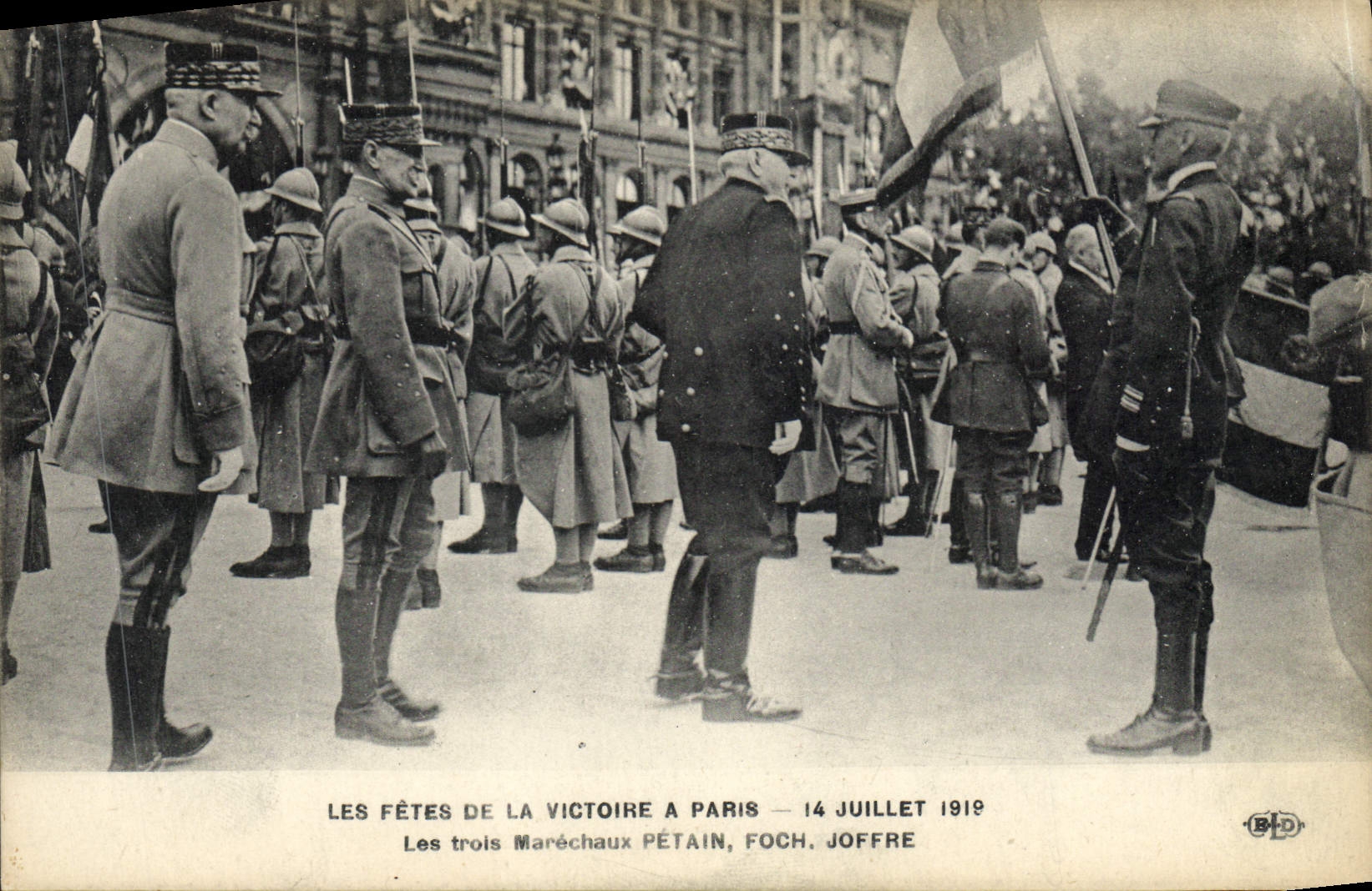 CPA Militaria Les Fetes de la Victoire a Paris 14 juillet 1919 Les trois marechaux Petain Foch Joffre 