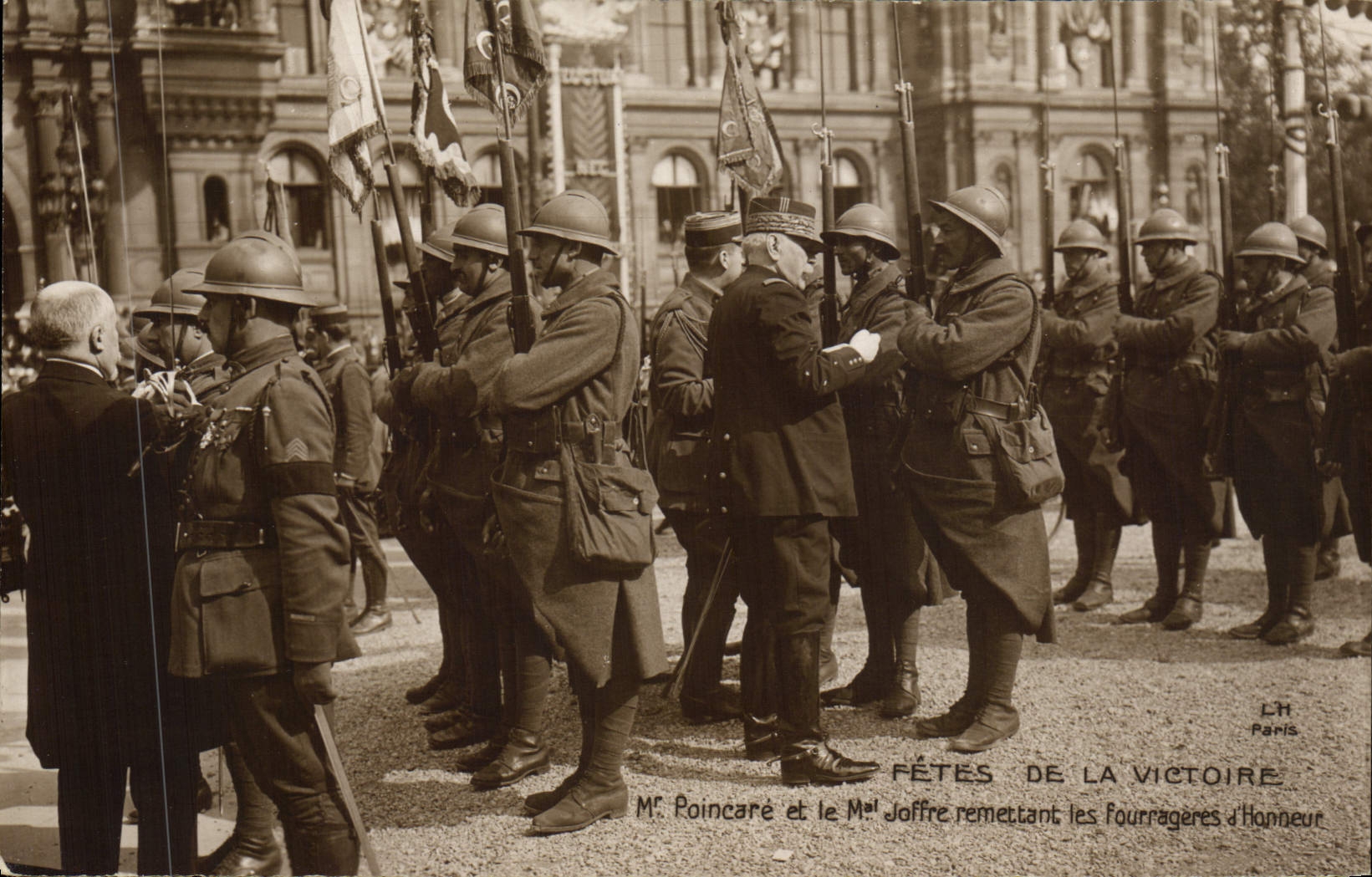 CPA Militaria Les Fetes de la Victoire a Paris Mr Poincare et le Marechal Joffre remettant les fourrageres d'honneur 