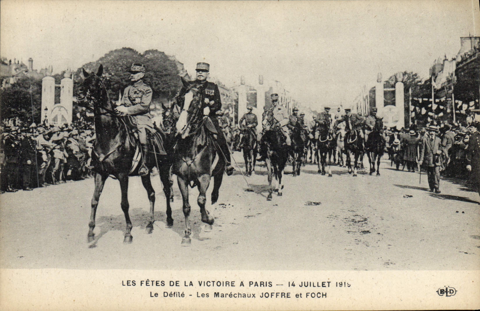 CPA Militaria Les Fetes de la Victoire a Paris 14 juillet 1919 Le defile Les marechaux Joffre et Foch 