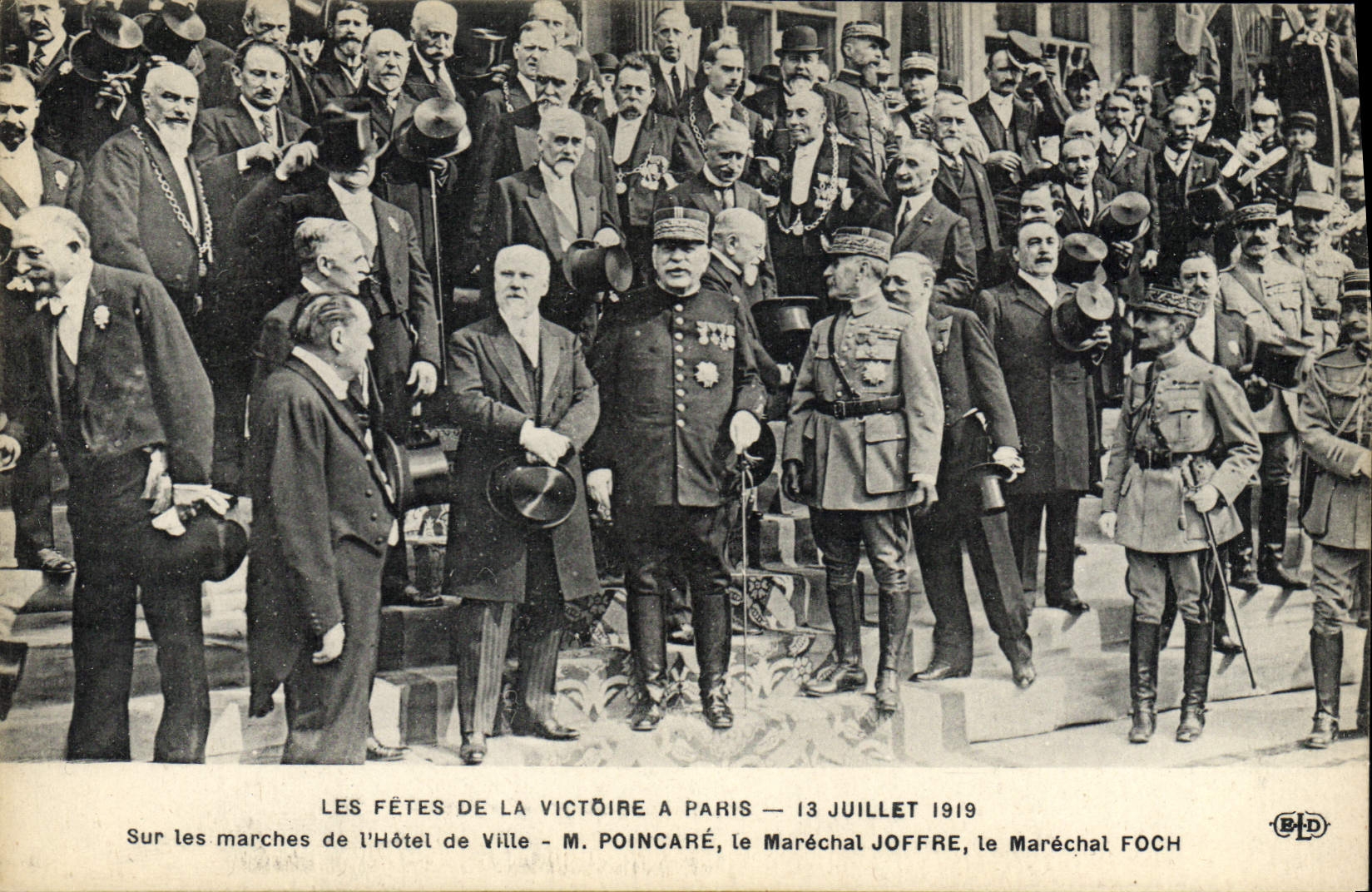 CPA Militaria Les Fetes de la Victoire a Paris 13 juillet 1919 Sur les marches de l'hotel de ville M Poincare Marechal Joffre Foch 