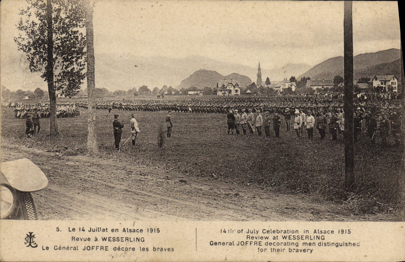 CPA Militaria Le 14 juillet en Alsace 1915 Revue a Wesserling Le general Joffre decore les braves 