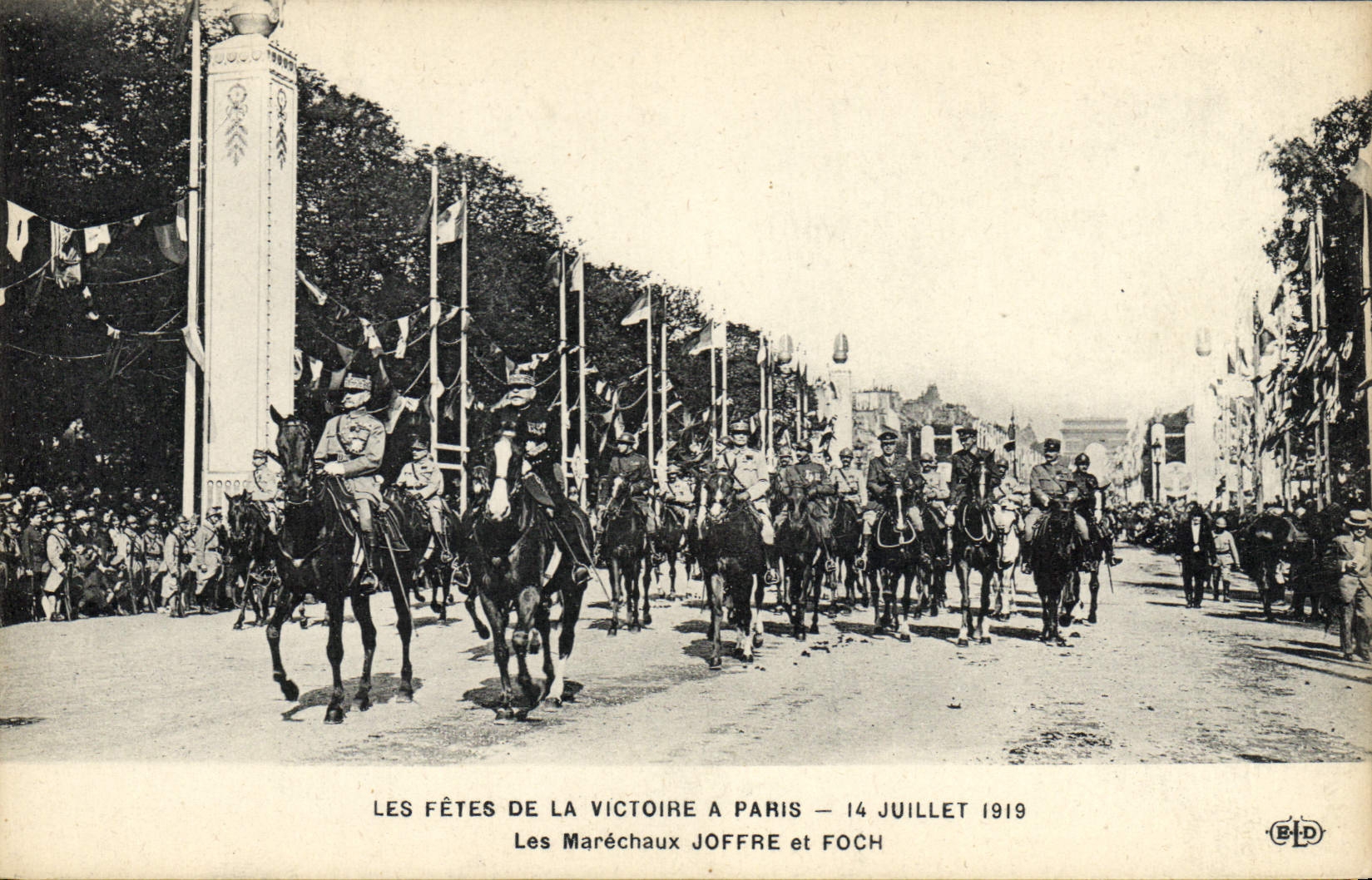 CPA Militaria Les Fetes de la Victoire a Paris 14 juillet 1919 Les marechaux Joffre et Foch 