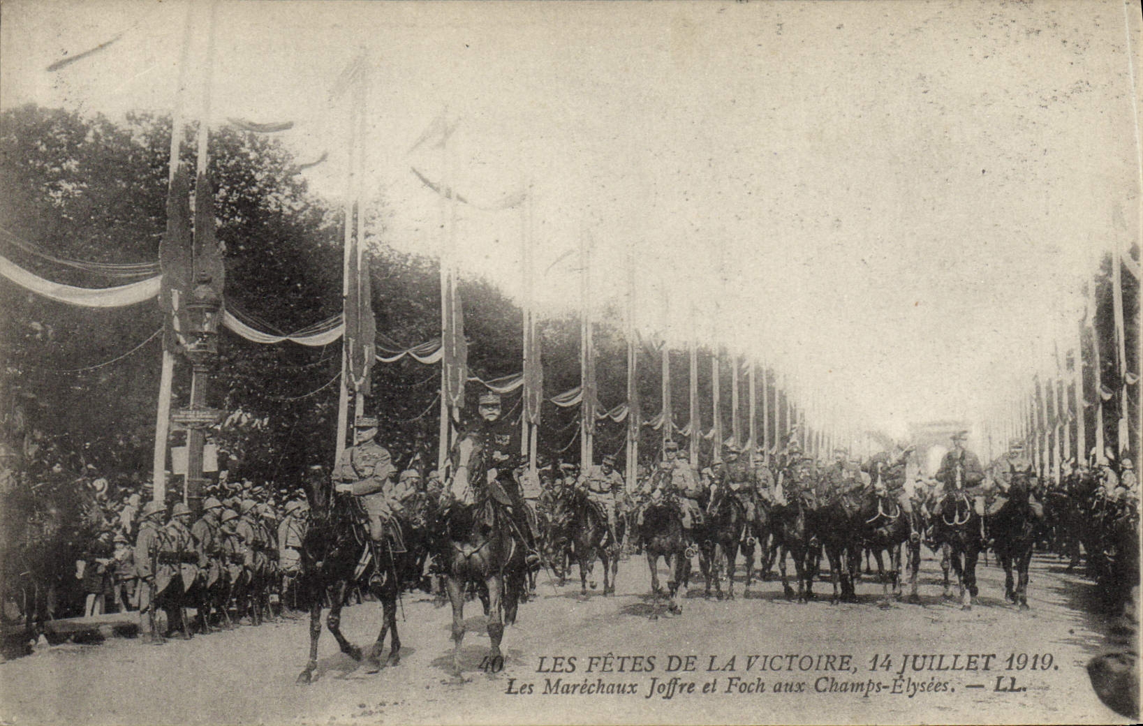 CPA Militaria Les Fetes de la Victoire a Paris 14 juillet 1919 Les marechaux Joffre et Foch aux Champs Elysees 