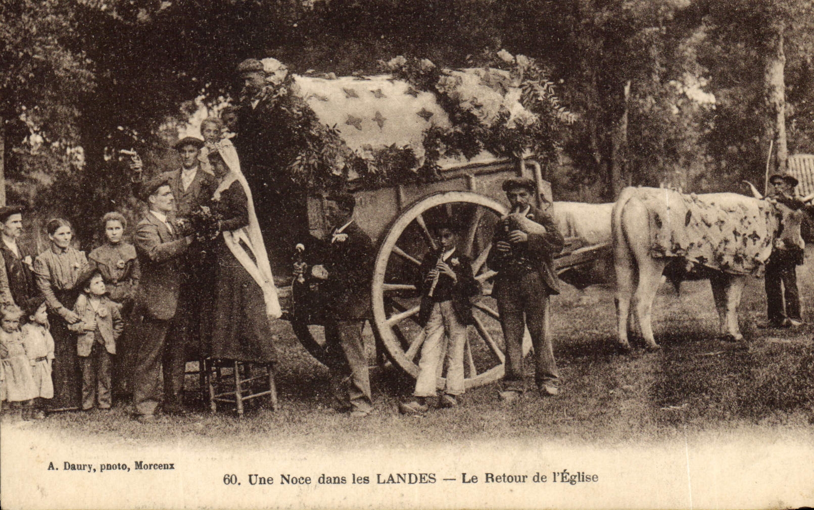 CPA Folklore Une noce dans les Landes Le retour de l'eglise