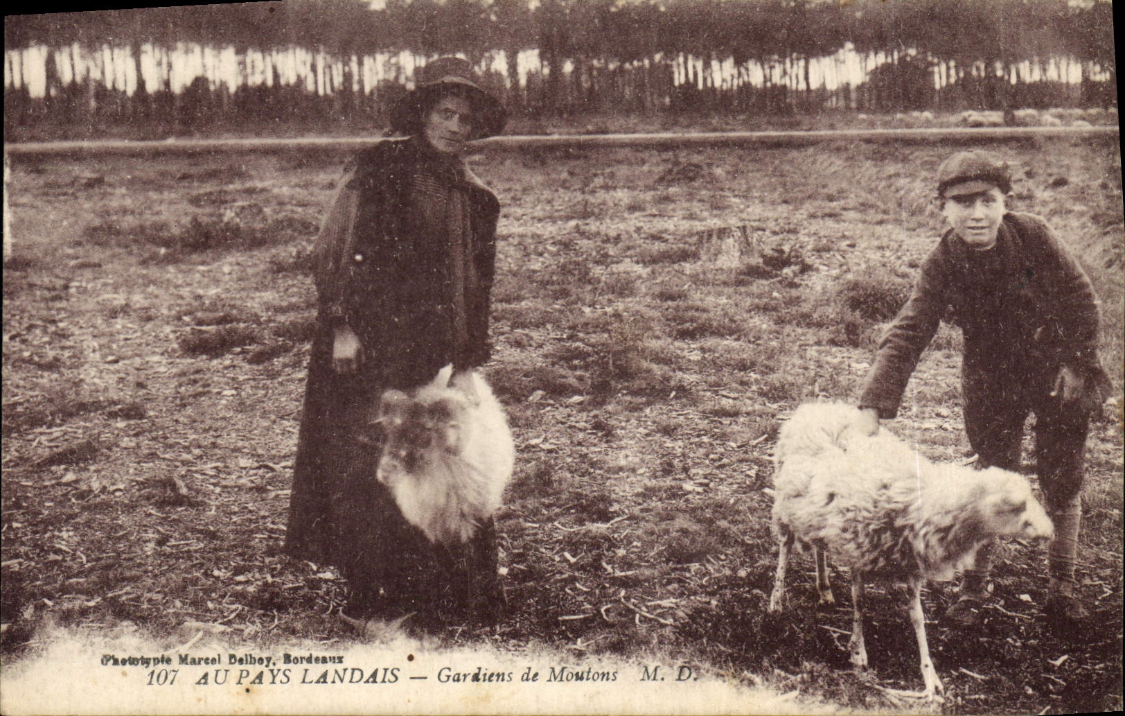 CPA Folklore Au pays Landais Gardiens de moutons