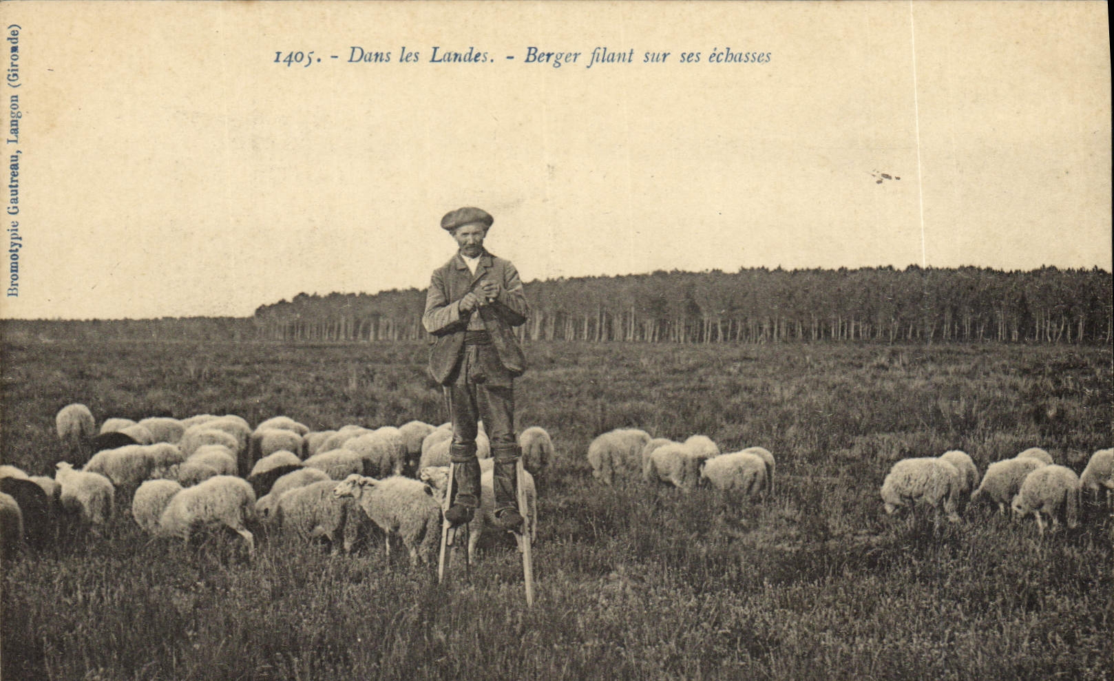 CPA Folklore Dans Les Landes Berger filant sur ses echasses Moutons
