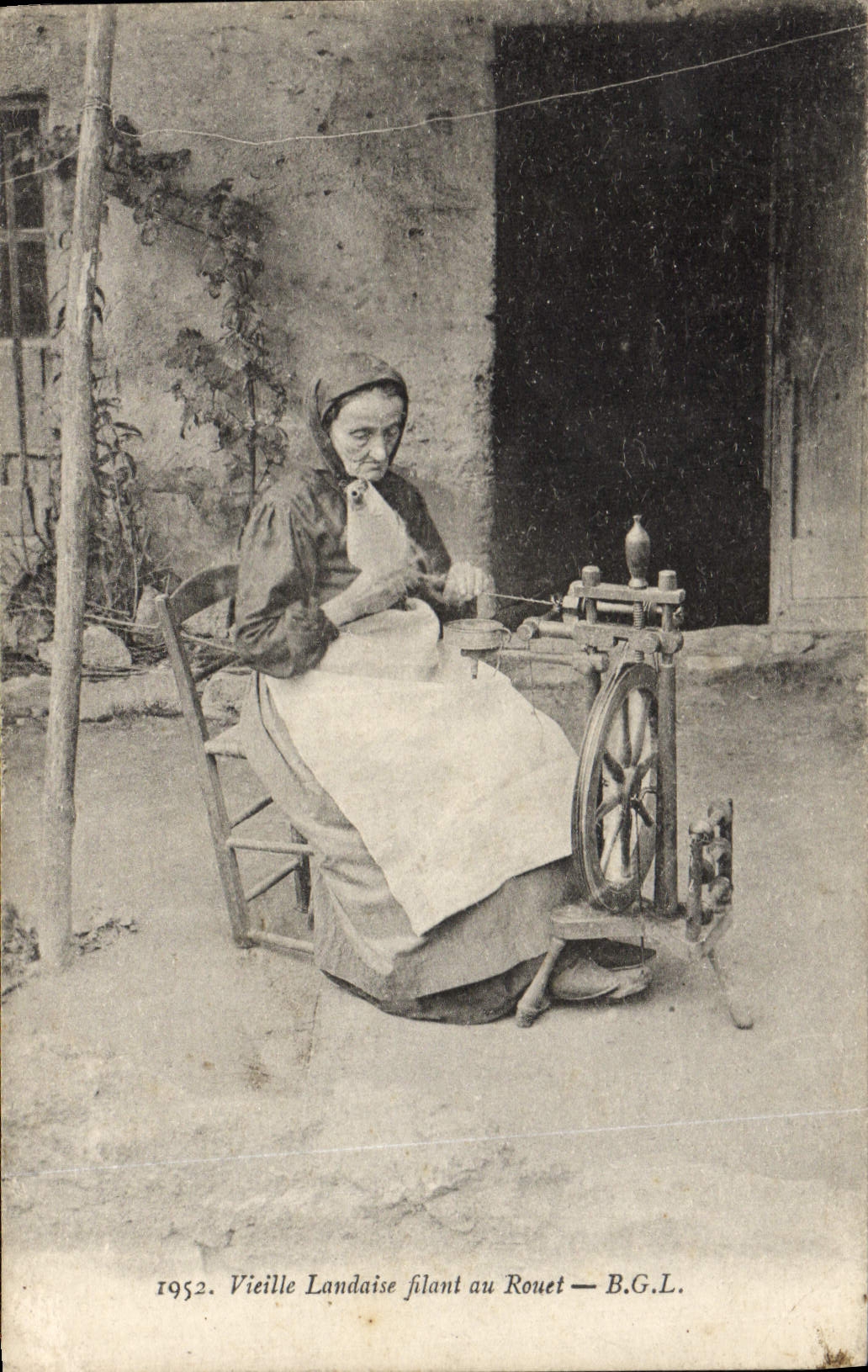 CPA Folklore Vieille landaise filant au rouet