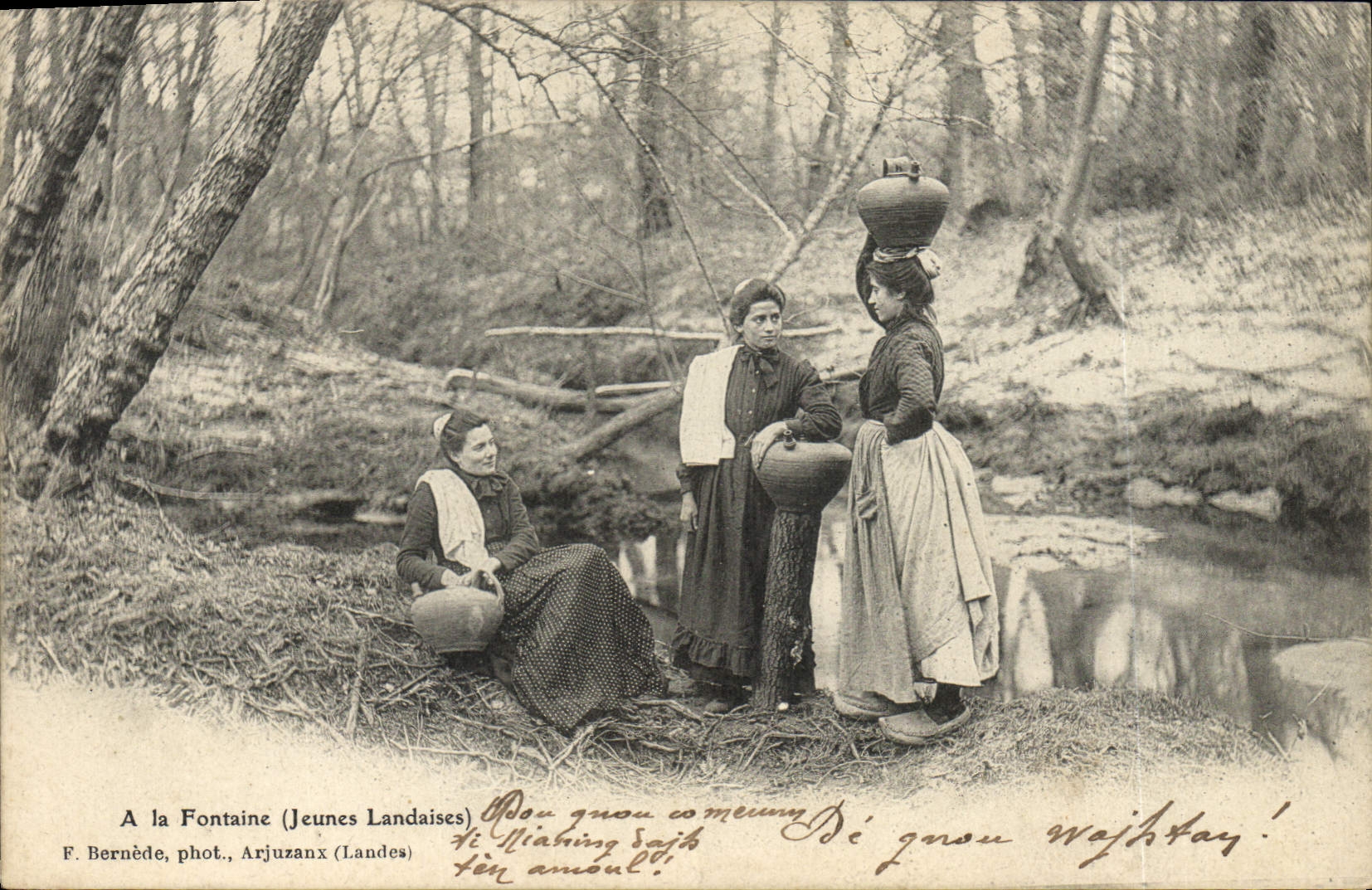 CPA Folklore A la fontaine Jeunes landaises 