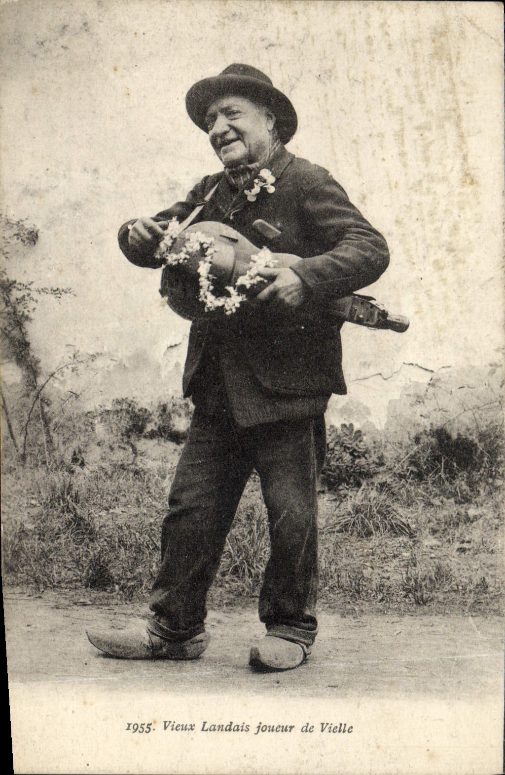 CPA Folklore Vieux landais joueur de Vielle