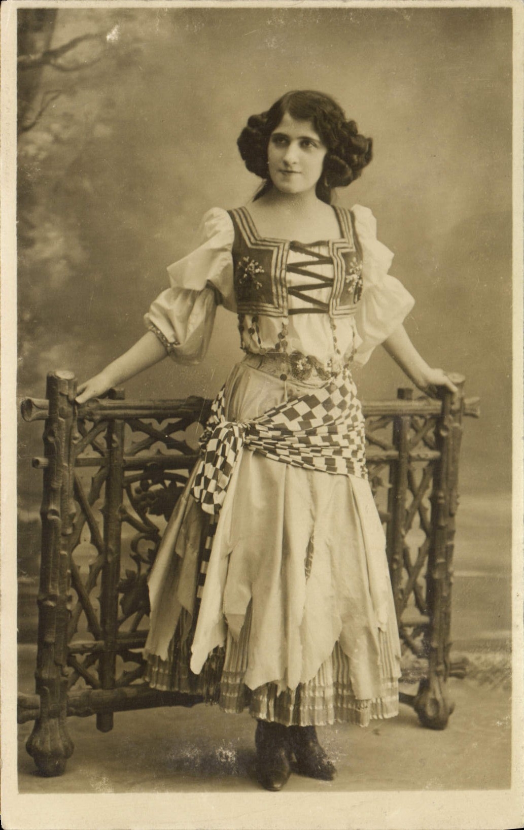 CPA Femme Artiste 