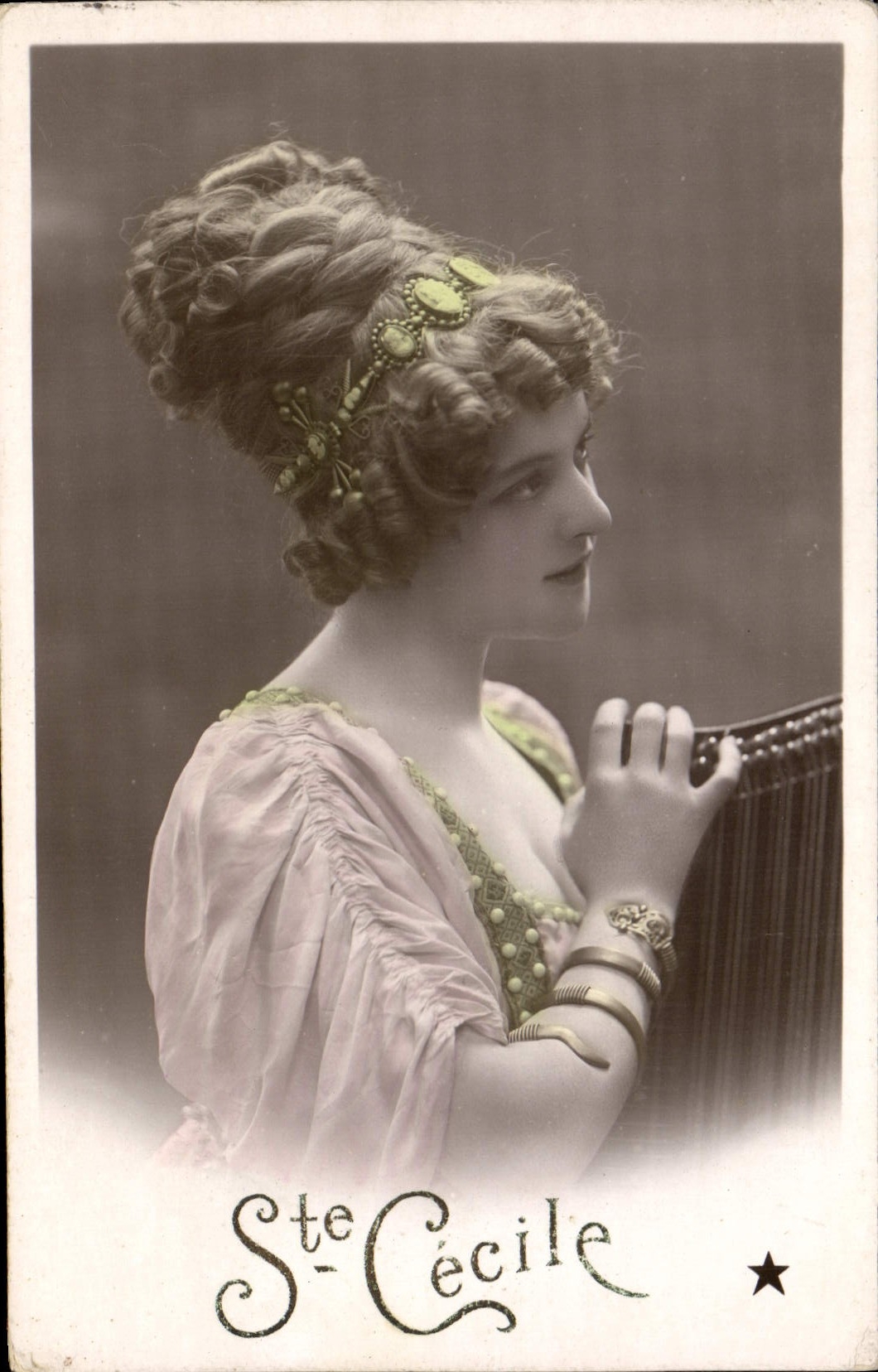 CPA Femme Ste Cecile 