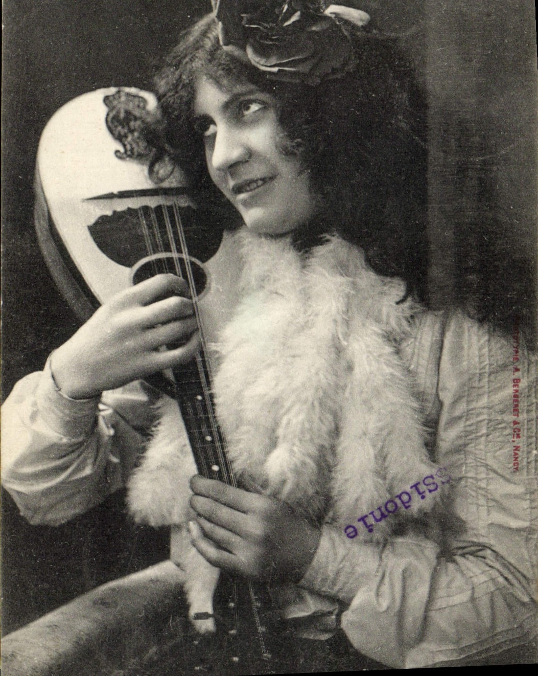 CPA Femme la cigale 
