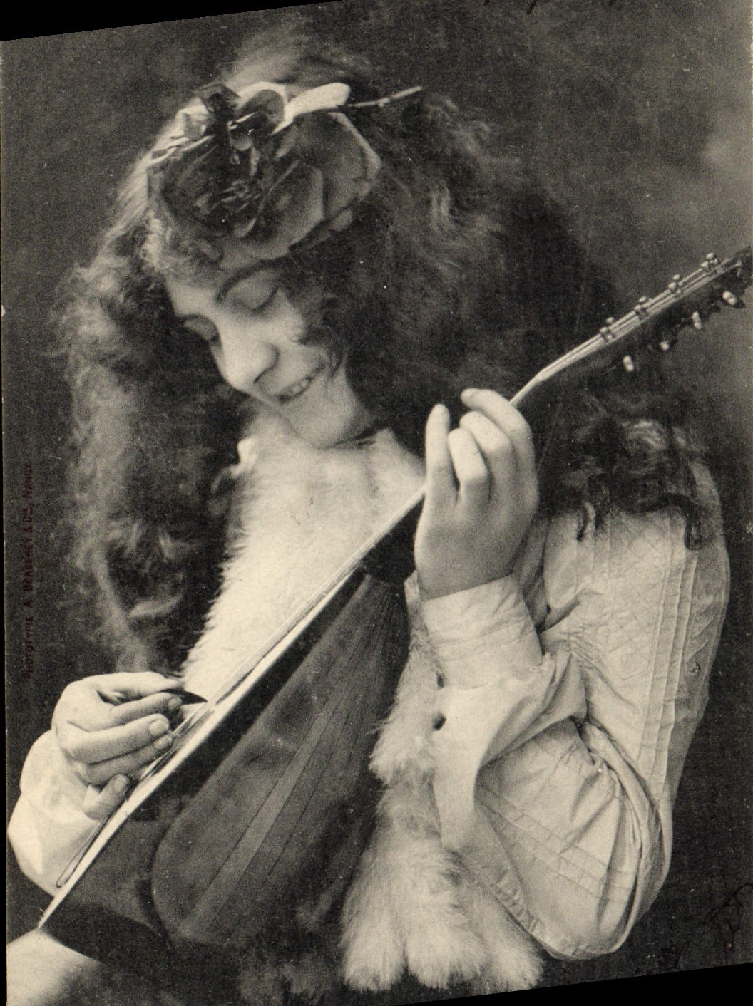 CPA Femme La cigale 