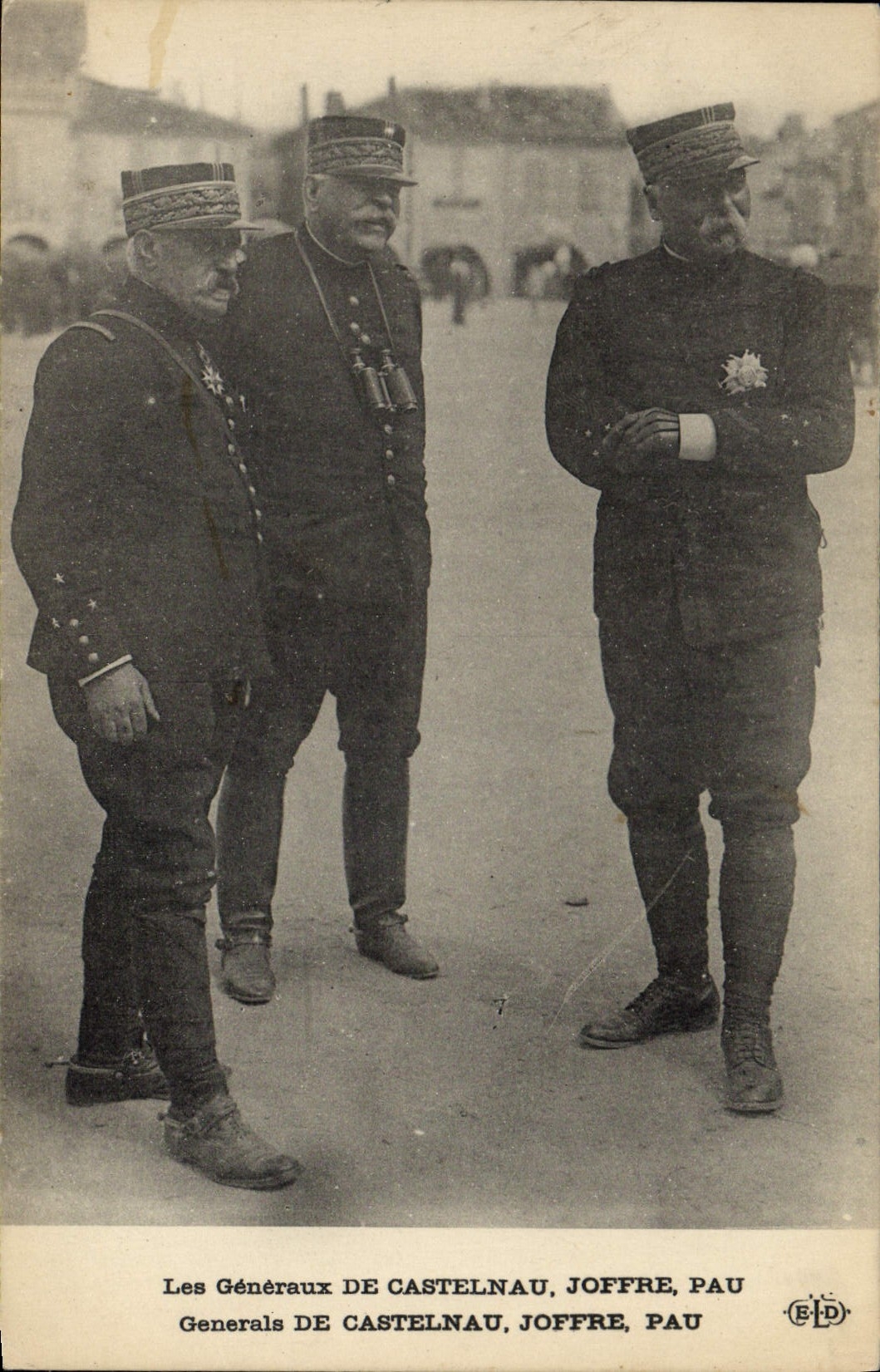 CPA Militaria Nos chefs General de Castelnau Joffre Pau 