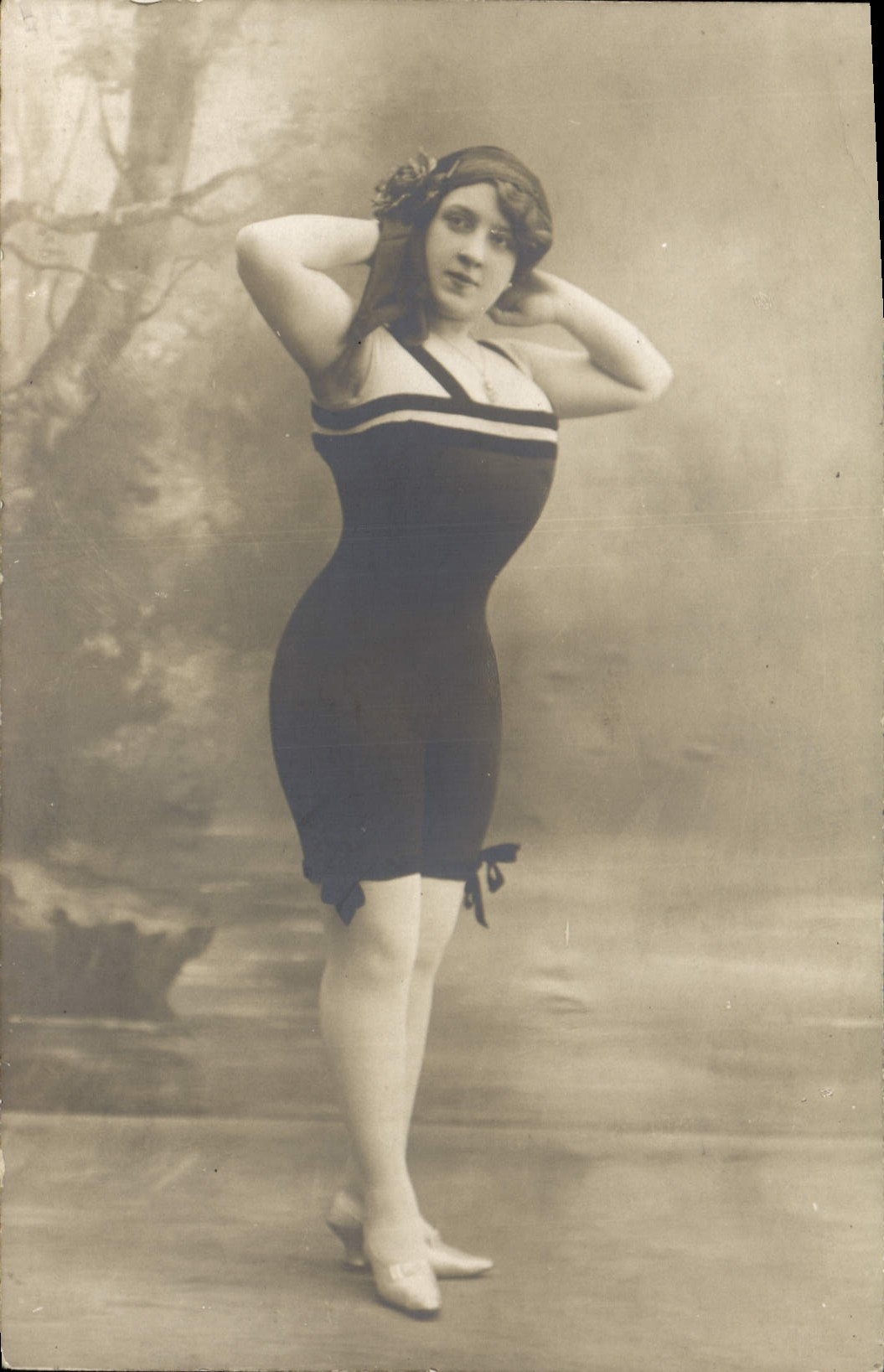 CPA Femme Artiste 
