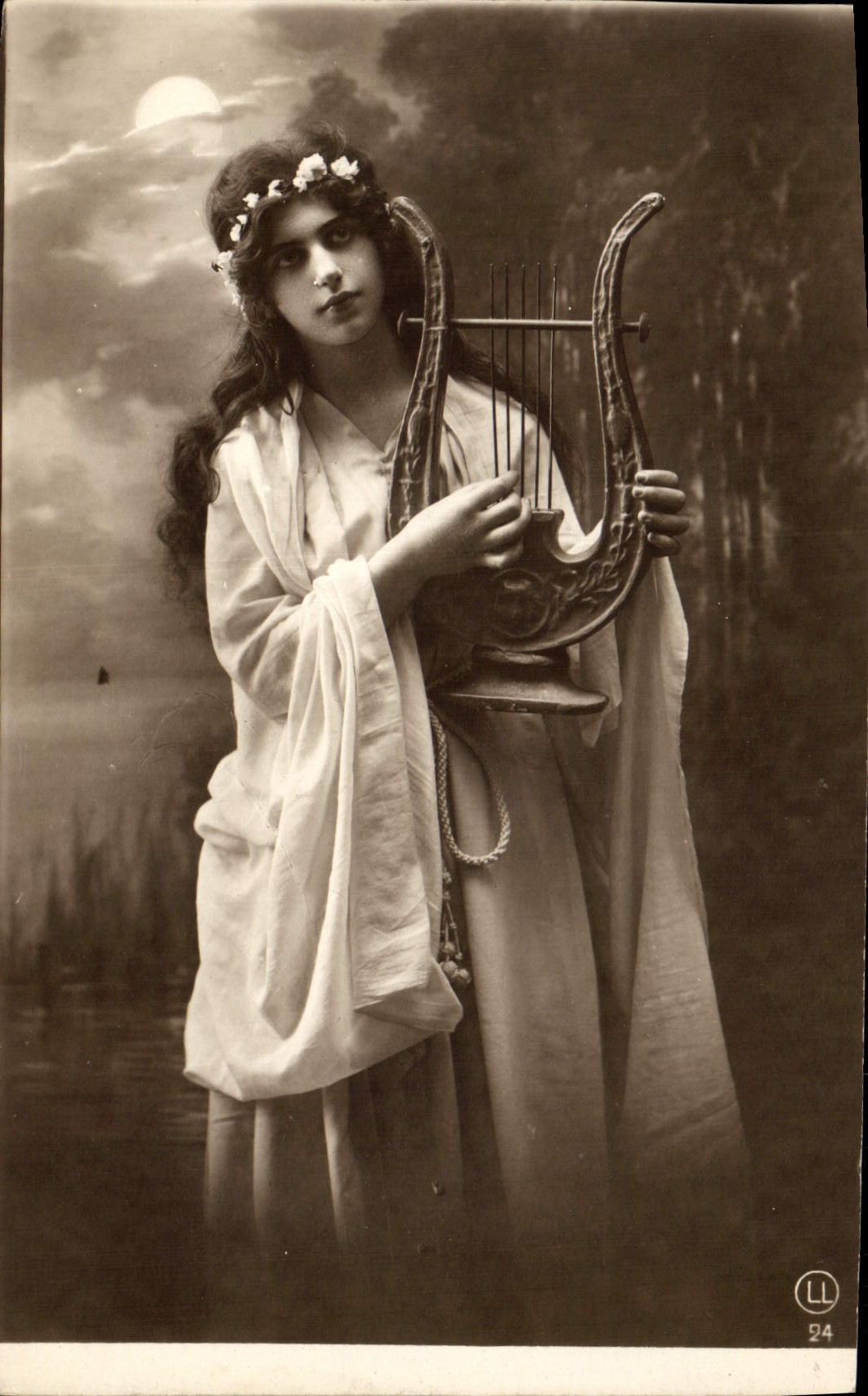 CPA Femme Lyre 