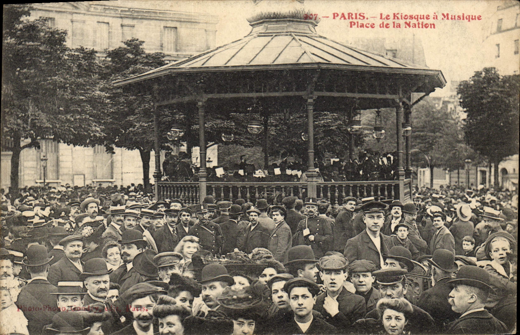 CPA Paris Le kiosque a musique Place de la Nation TOP