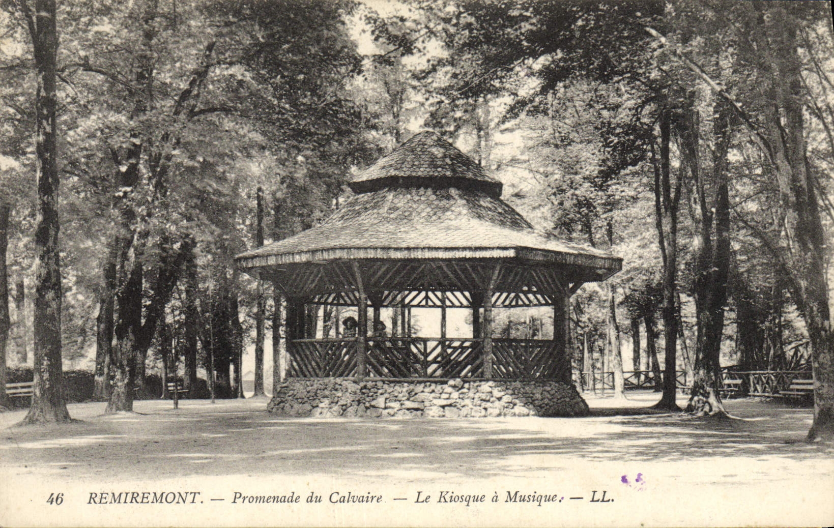 CPA Remiremont Promenade du calvaire Le kiosque a musique 
