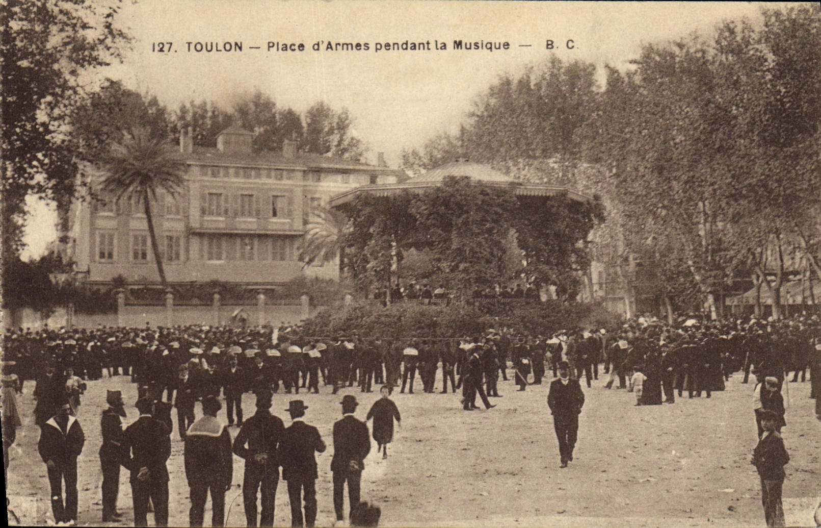 CPA Toulon Place d'armes pendant la musique Kiosque 