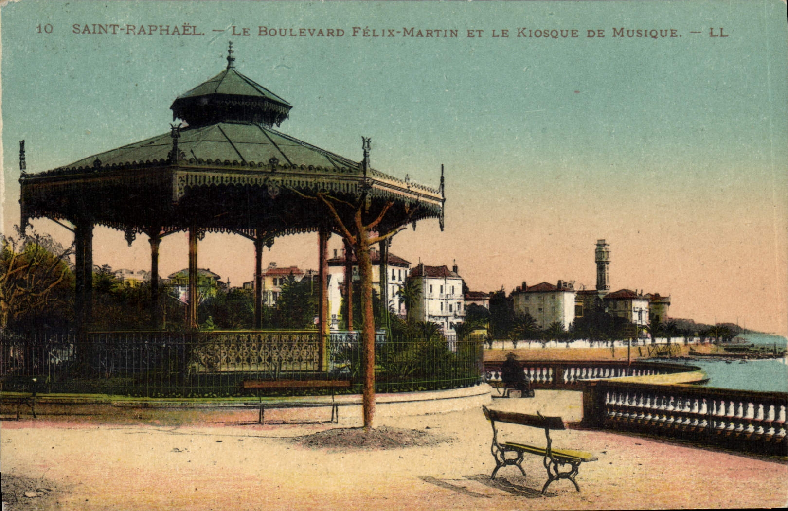 CPA Kiosque Saint Raphael Le boulevard Felix Martin et le kiosque de musique