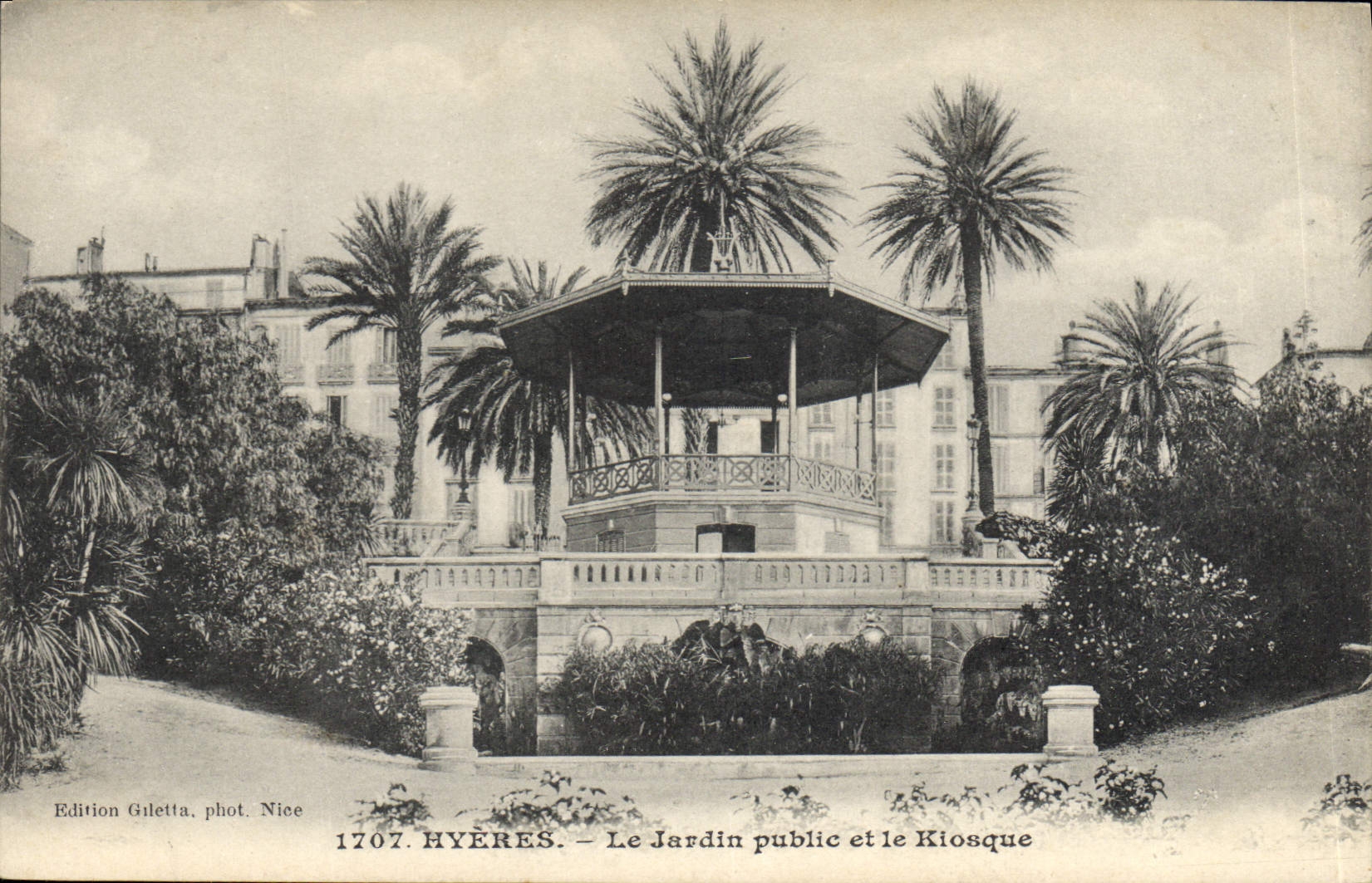 CPA Hyeres le jardin public et le Kiosque 