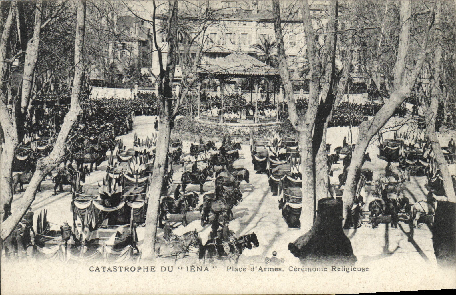 CPA Kiosque Catastrophe du Iena Place d'armes Ceremonie religieuse Bateau 