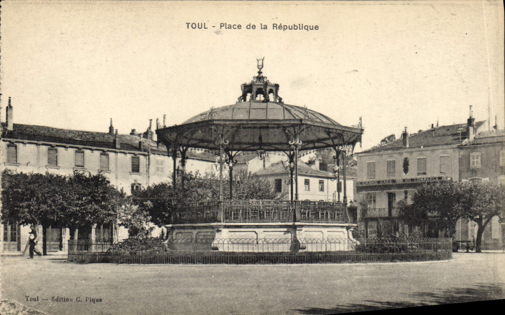 CPA Kiosque Toul Place de la Republique 